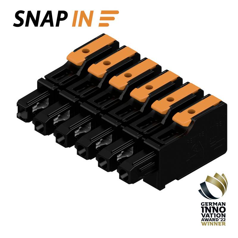 Ein schwarzer Steckverbinder mit sechs Steckplätzen und orangen Druckknöpfen, daneben das Logo 'SNAP IN', prämiert mit dem German Innovation Award 2022.
