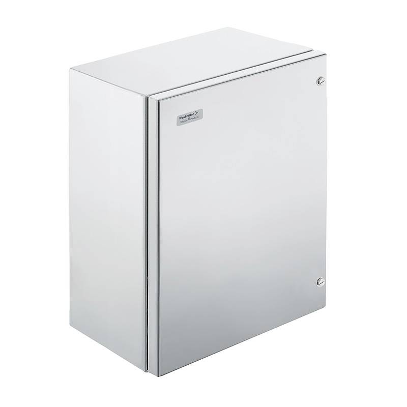 Metallischer Schaltschrank mit glatter Oberfläche und zwei Scharnieren an der Seite. Entworfen zur Sicherung elektrischer Komponenten.