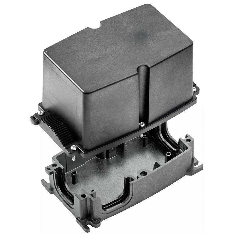 Elektronisches Gehäuse aus schwarzem Kunststoff, bestehend aus zwei Teilen. Oberteil mit Rippen, Unterteil zur Verkabelung vorbereitet.