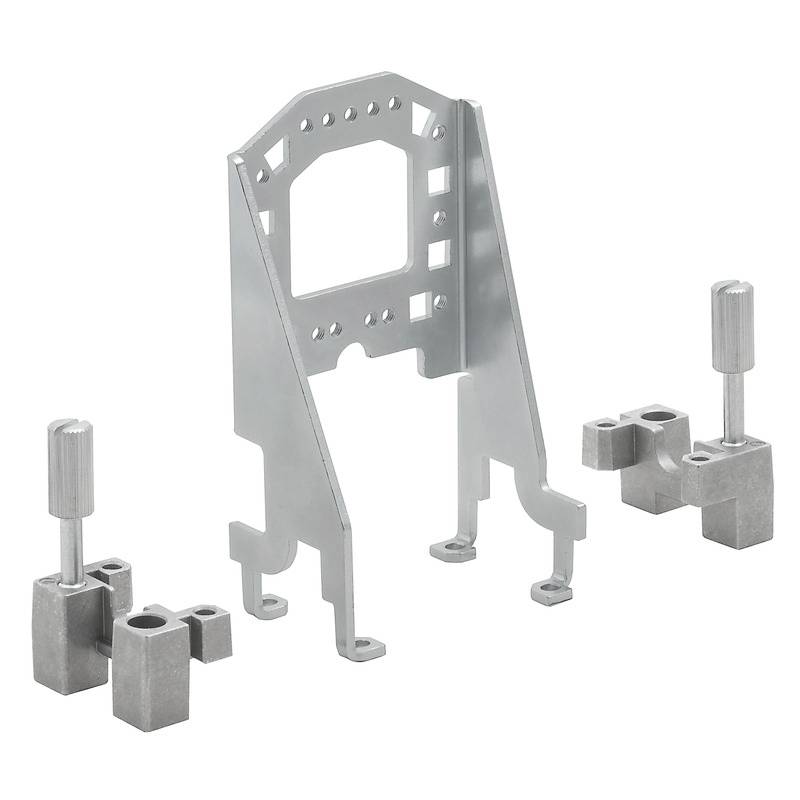 Metallhalterung mit rechteckigen Öffnungen und zwei verstellbaren Klemmen, geeignet zur Befestigung von Komponenten oder Geräten.