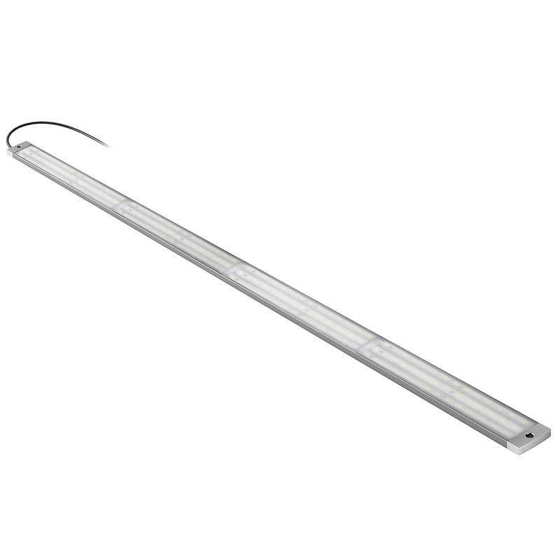 Eine lange, schmale LED-Leuchte mit einem Anschlusskabel. Sie ist für die Installation in schmalen Räumen oder zur Beleuchtung von Arbeitsflächen geeignet.