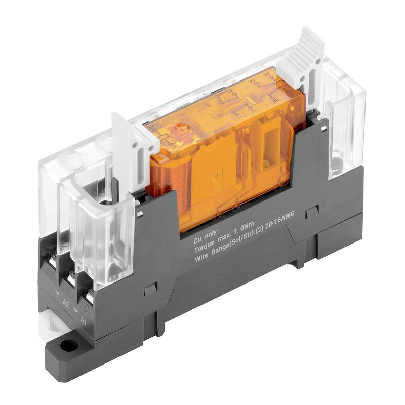 Ein elektronisches Relais mit transparentem Gehäuse und orangefarbenem Bauteil in der Mitte, montiert auf einer schwarzen Basis.