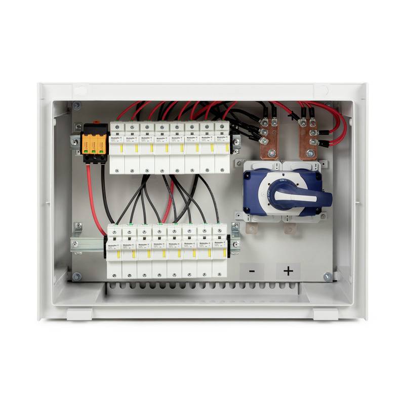 Verteilerschrank mit Schaltern und Kabeln, zeigt die Innenansicht eines elektrischen Schaltschrankes mit Sicherungen und Anschlüssen.
