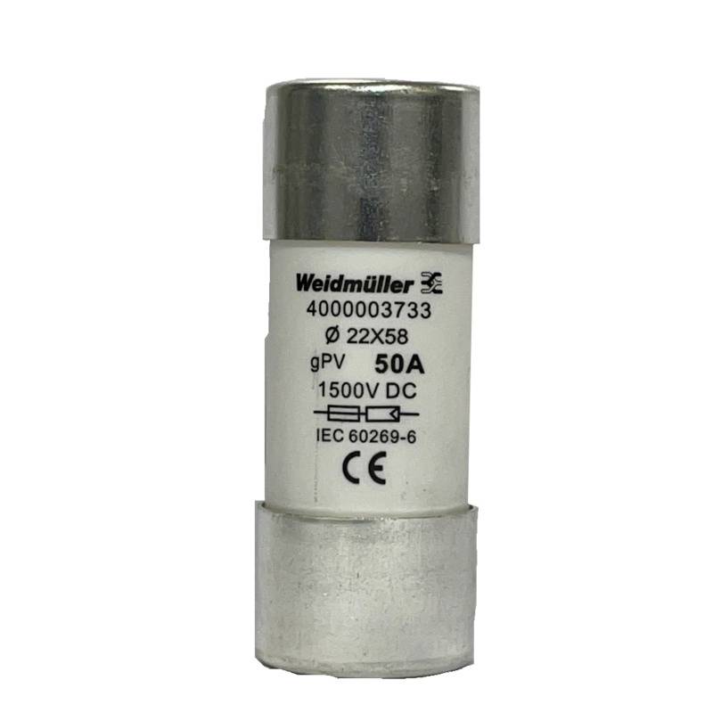 Eine weiße zylindrische Sicherung von Weidmüller mit der Aufschrift 'gPV 50A 1500V DC'. Sie eignet sich für hohe Spannungen.