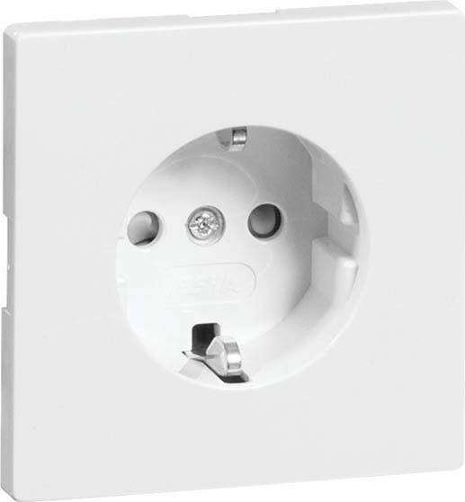 Weiße, quadratische Steckdose an einer Wand installiert. Geeignet für EU-Stecker mit Erdungskontakt.