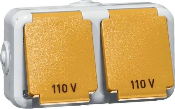 Zwei orange Steckdosenabdeckungen mit der Aufschrift '110 V'.