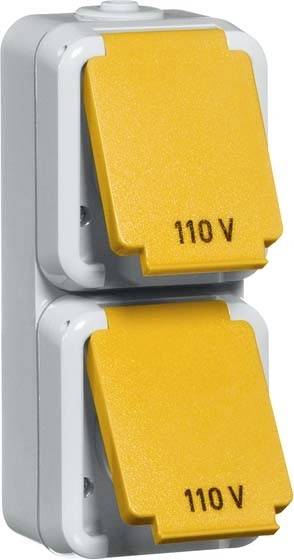 Doppelte Steckdose, gelb, mit Beschriftung 110 V auf jeder Abdeckung. Geeignet für elektrische Geräte, die 110 Volt benötigen.