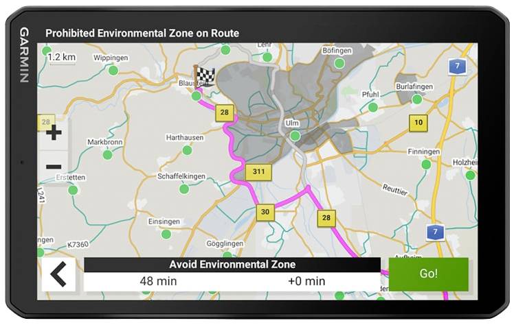 GPS-Navigationsgerät zeigt eine Karte mit einer Route, die eine Umweltzone um Ulm umgeht. Anzeige: 'Avoid Environmental Zone'.