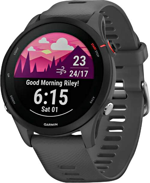 Eine schwarze Smartwatch, die die Uhrzeit 6:15, das Datum ‚Sa 01' und die Begrüßung ‚Guten Morgen Riley!' vor einem berglandschaftlichen Hintergrund anzeigt.