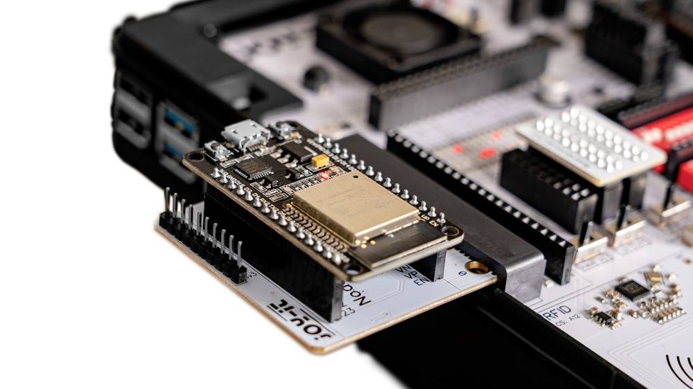 Elektronikplatine mit Mikrocontroller und verschiedenen Komponenten, die einen Prototypen für ein Entwicklungsprojekt zeigt.