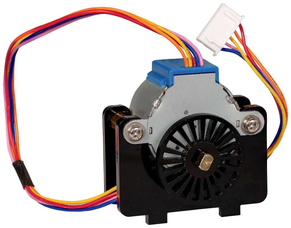 Ein bunter Elektromotor mit mehreren Drähten und einem Stecker. Der Motor ist an einer schwarzen Halterung befestigt.