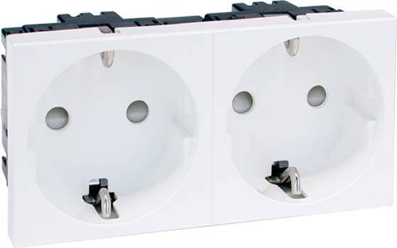 Weiße Doppelsteckdose in einer rechteckigen Form montiert. Geeignet für zwei Eurostecker.