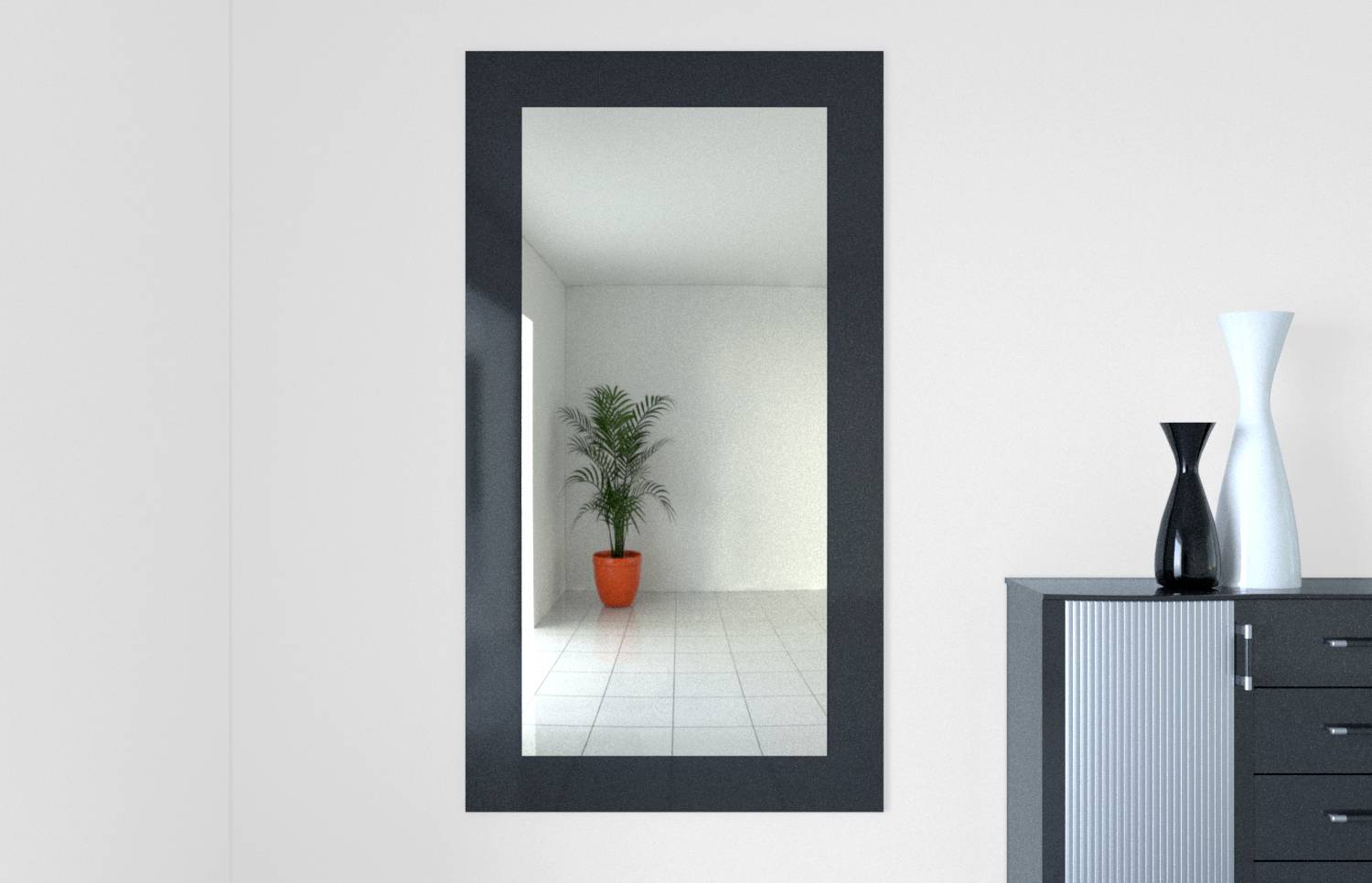 Ein großer Spiegel an der Wand reflektiert einen Raum mit einer Pflanze in einem roten Topf auf weißem Boden. Rechts stehen zwei Vasen auf einer Kommode.