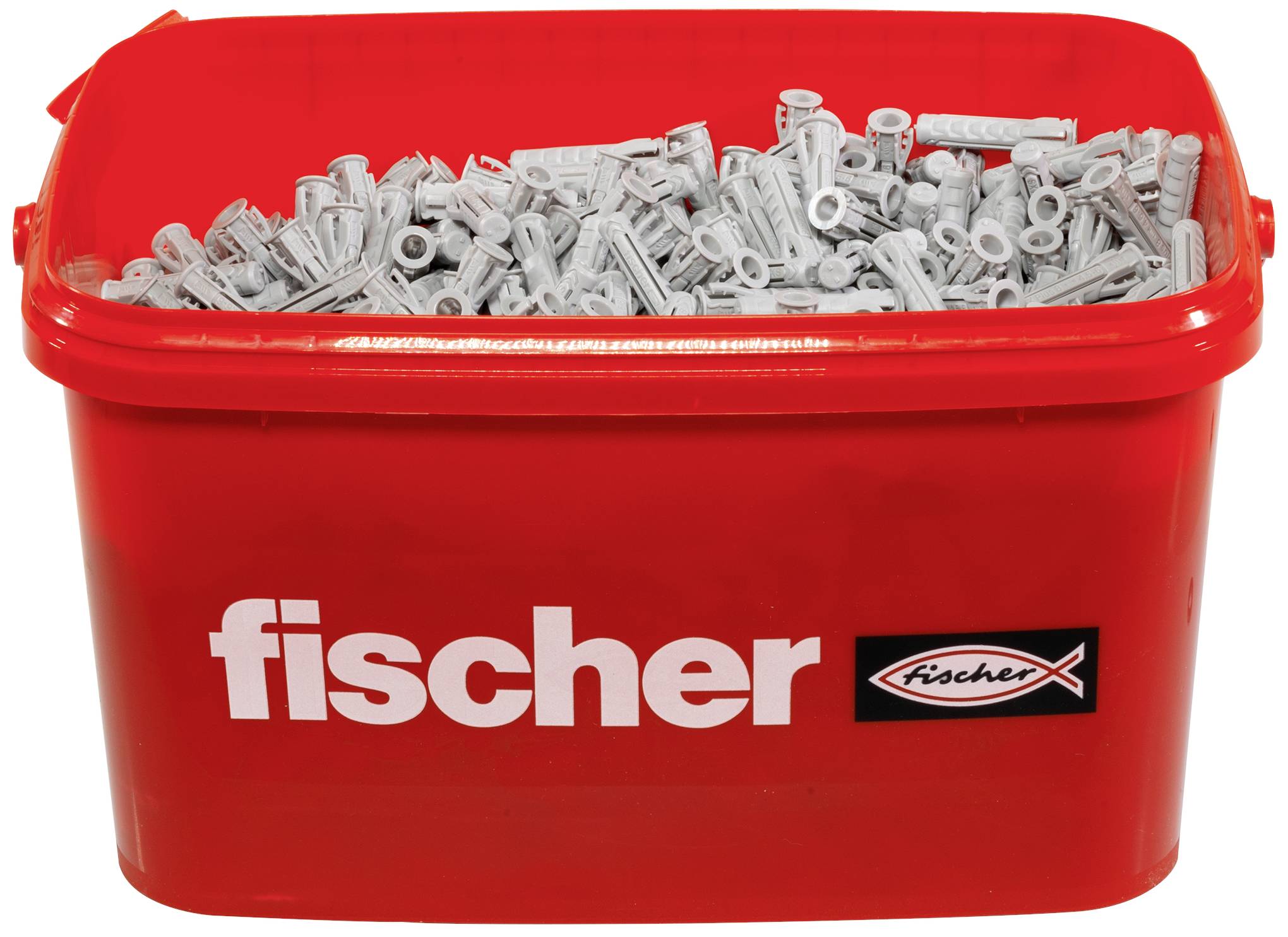 Ein roter Eimer mit dem Logo 'fischer' ist mit vielen grauen Dübeln gefüllt.