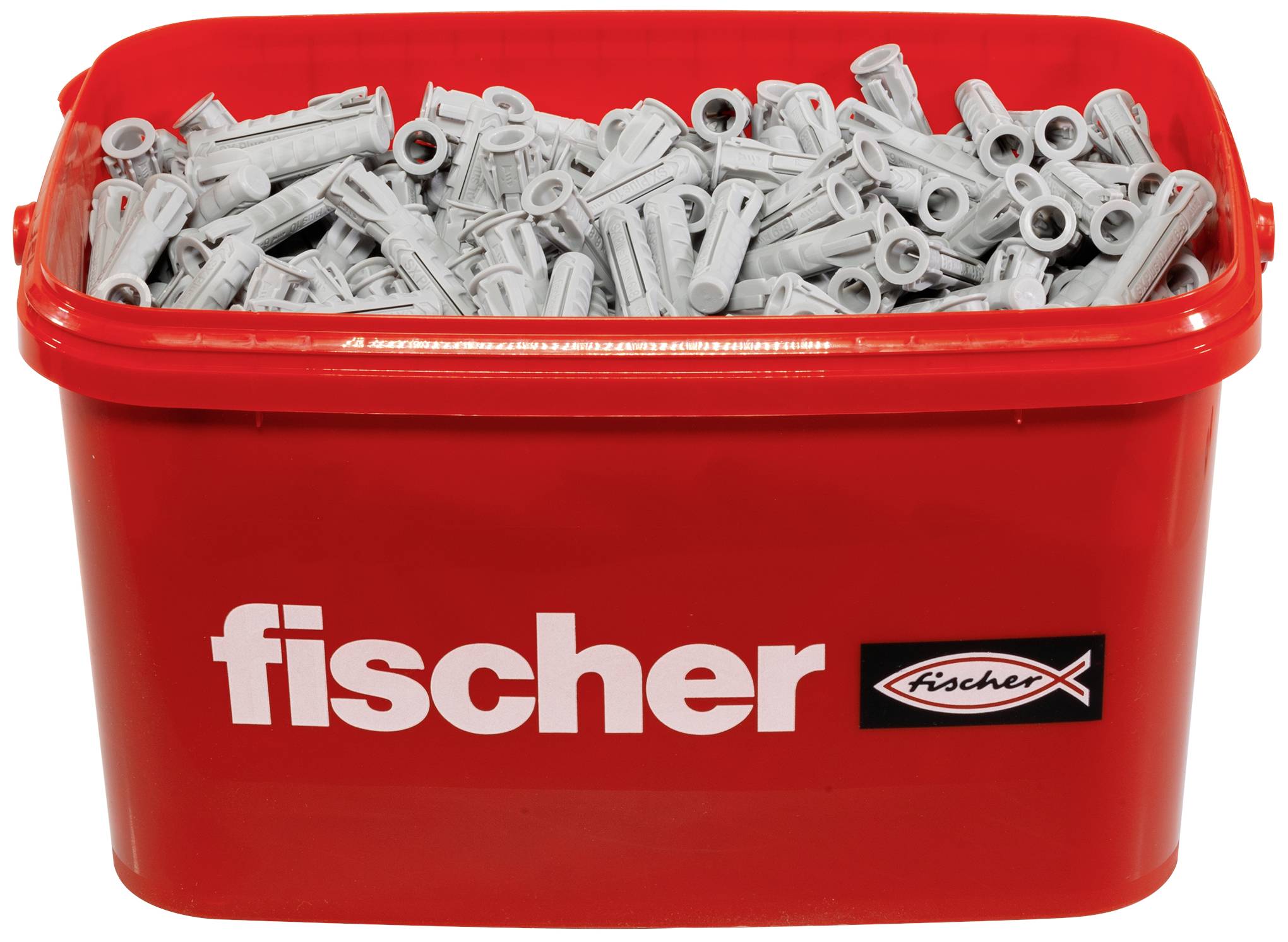 Ein roter Eimer mit der Aufschrift 'fischer', gefüllt mit grauen Dübeln.