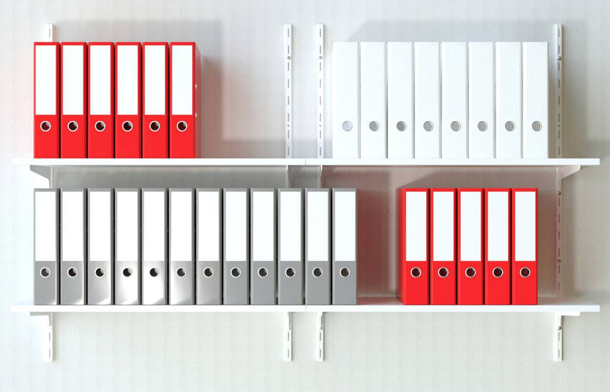 Mehrere weiße, graue und rote Aktenordner liegen auf zwei weißen Regalen. Die Ordner sind gleichmäßig verteilt.