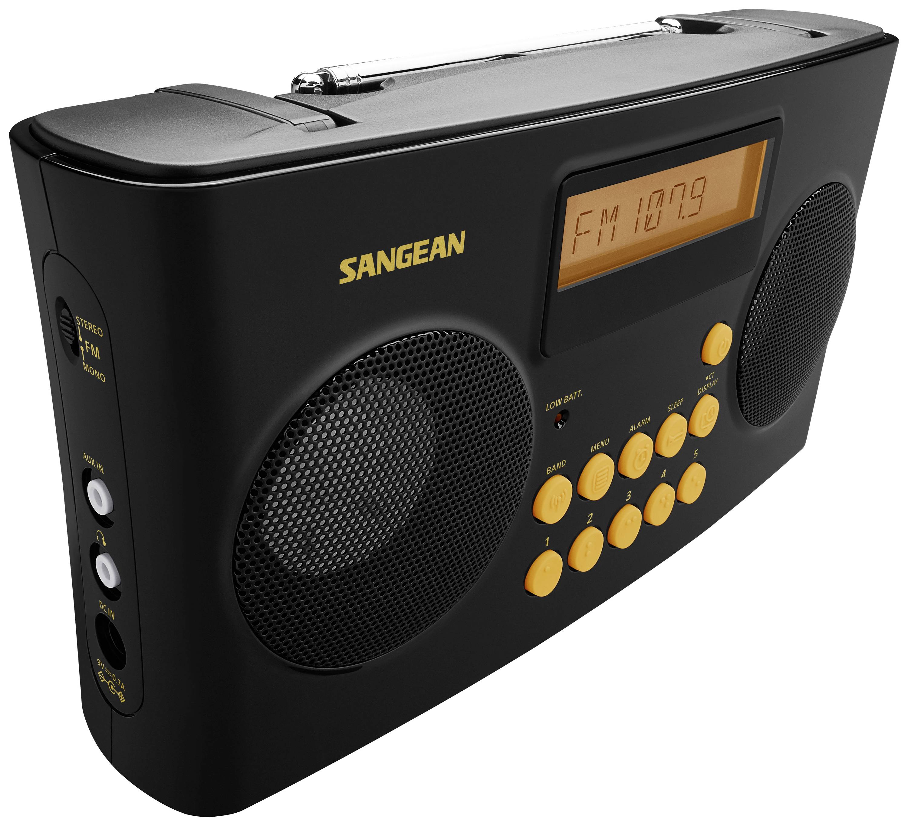 Ein tragbares, schwarzes Radio von Sangean mit gelben Tasten und Display, das 'FM 107.9' anzeigt. Geeignet für Radioempfang unterwegs.