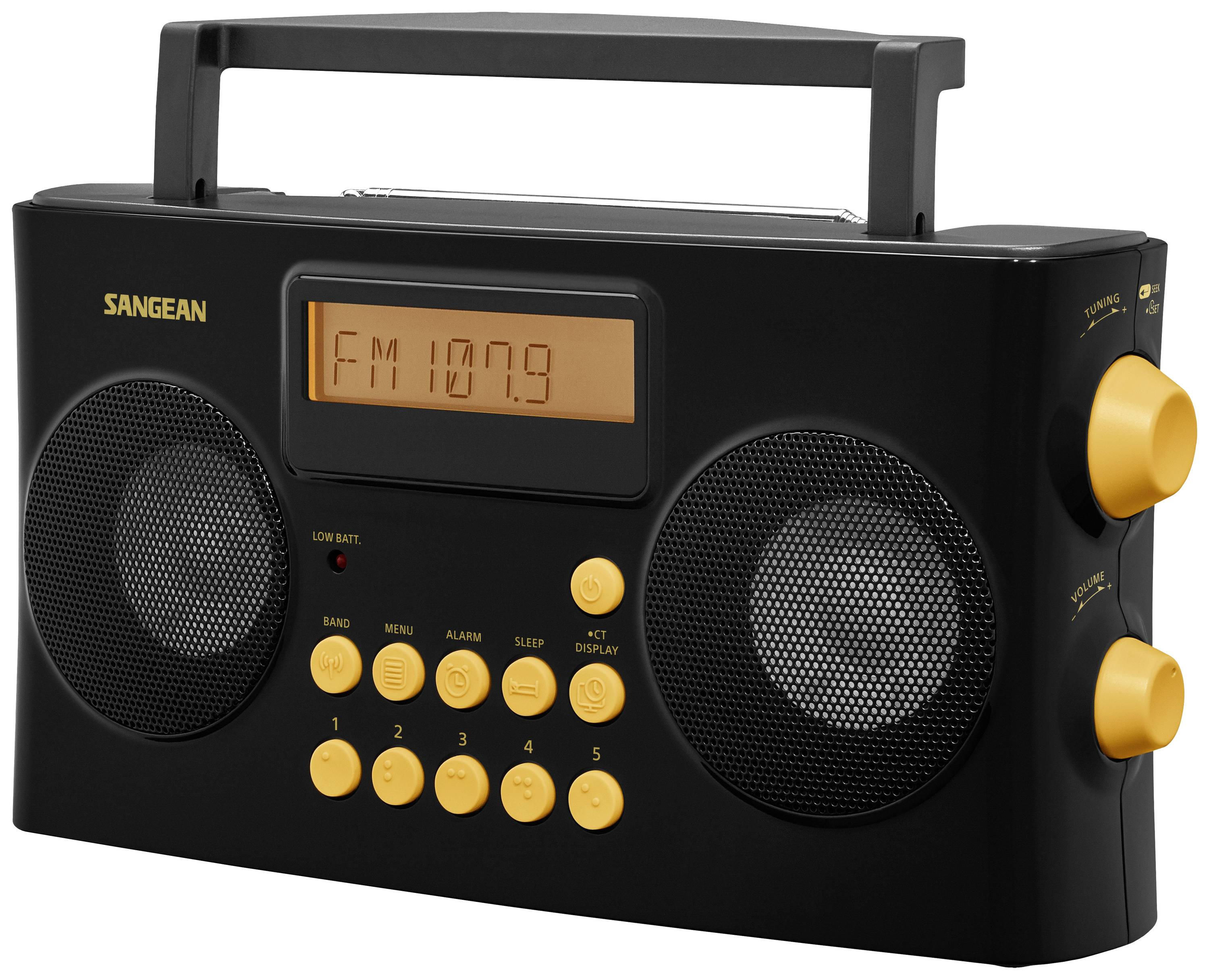 Ein schwarzes tragbares Radio mit gelben Knöpfen und einem Display, das 'FM 107.9' anzeigt. Zwei Lautsprecher sind sichtbar.