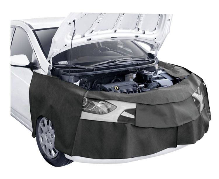 Ein weißes Auto mit geöffneter Motorhaube, der Motor ist sichtbar. Ein schwarzer Schutzüberzug bedeckt die Stoßstange und Scheinwerfer.