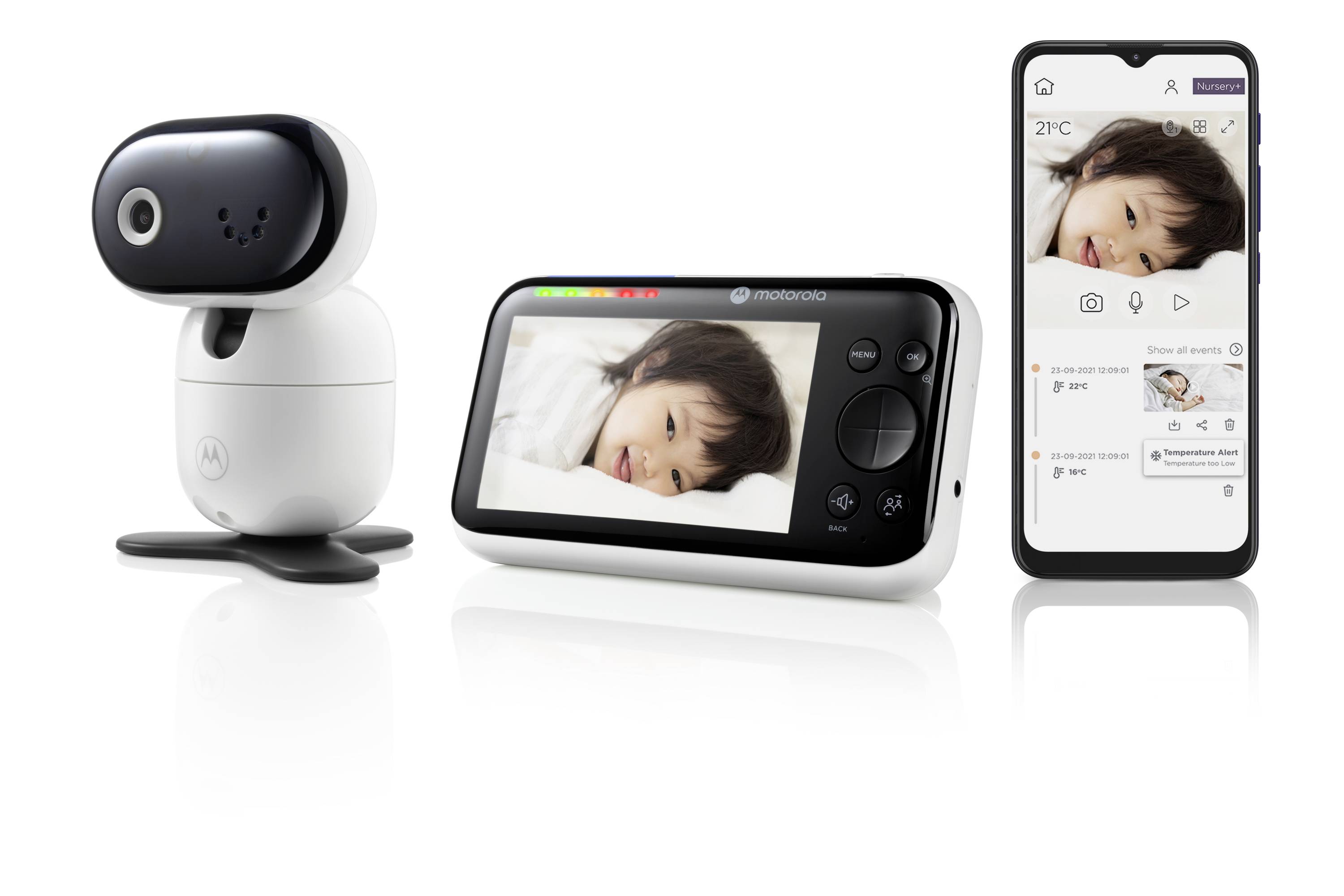 Babyphone-System mit Kamera, Monitor und Smartphone-App. Kamera zeigt schlafendes Kind. Monitor und App zeigen das gleiche Bild.