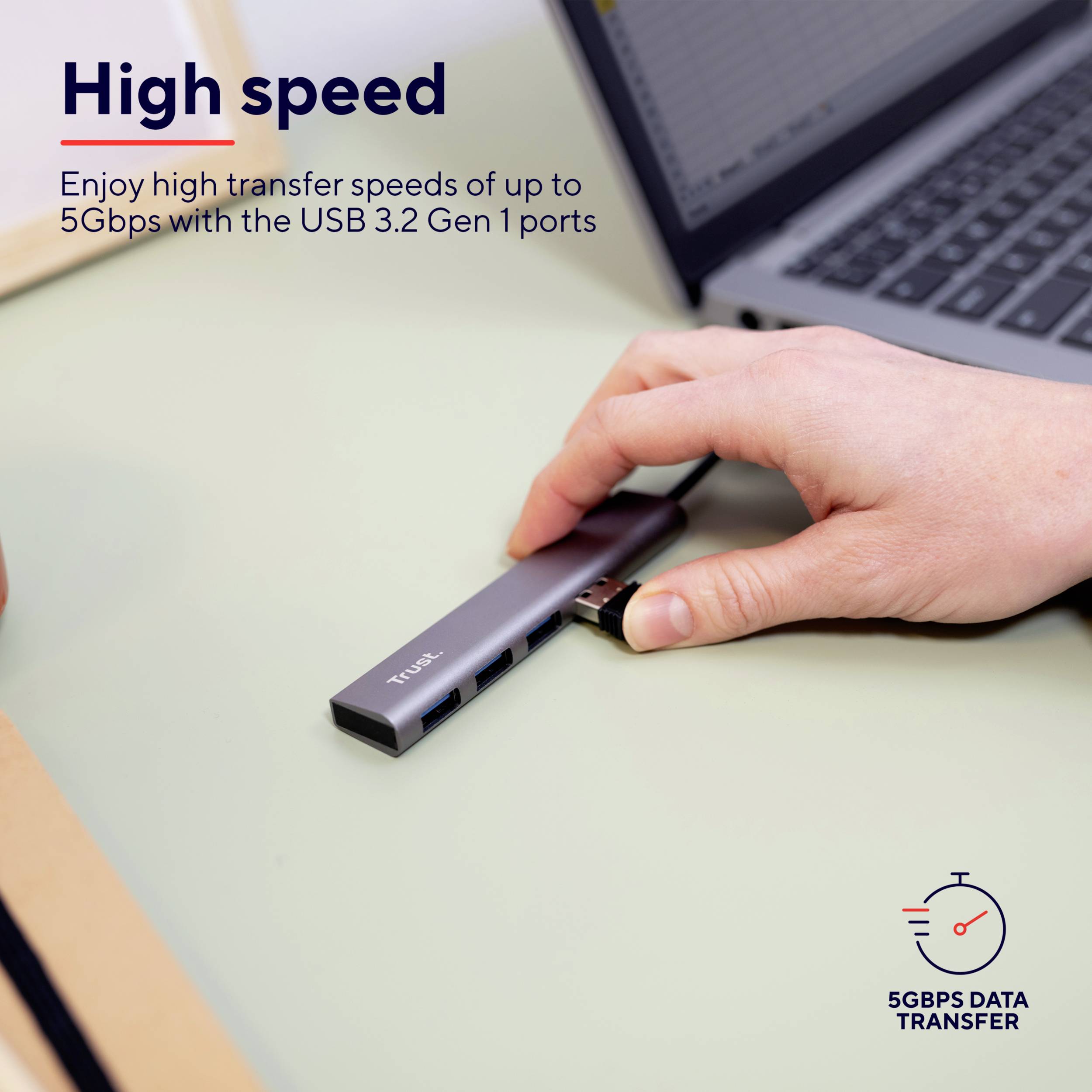 Ein USB-Stick wird in einen Laptop gesteckt. Text: 'High speed', für Datenübertragungen bis zu 5 Gbps mit USB 3.2 Gen 1 Anschlüssen.