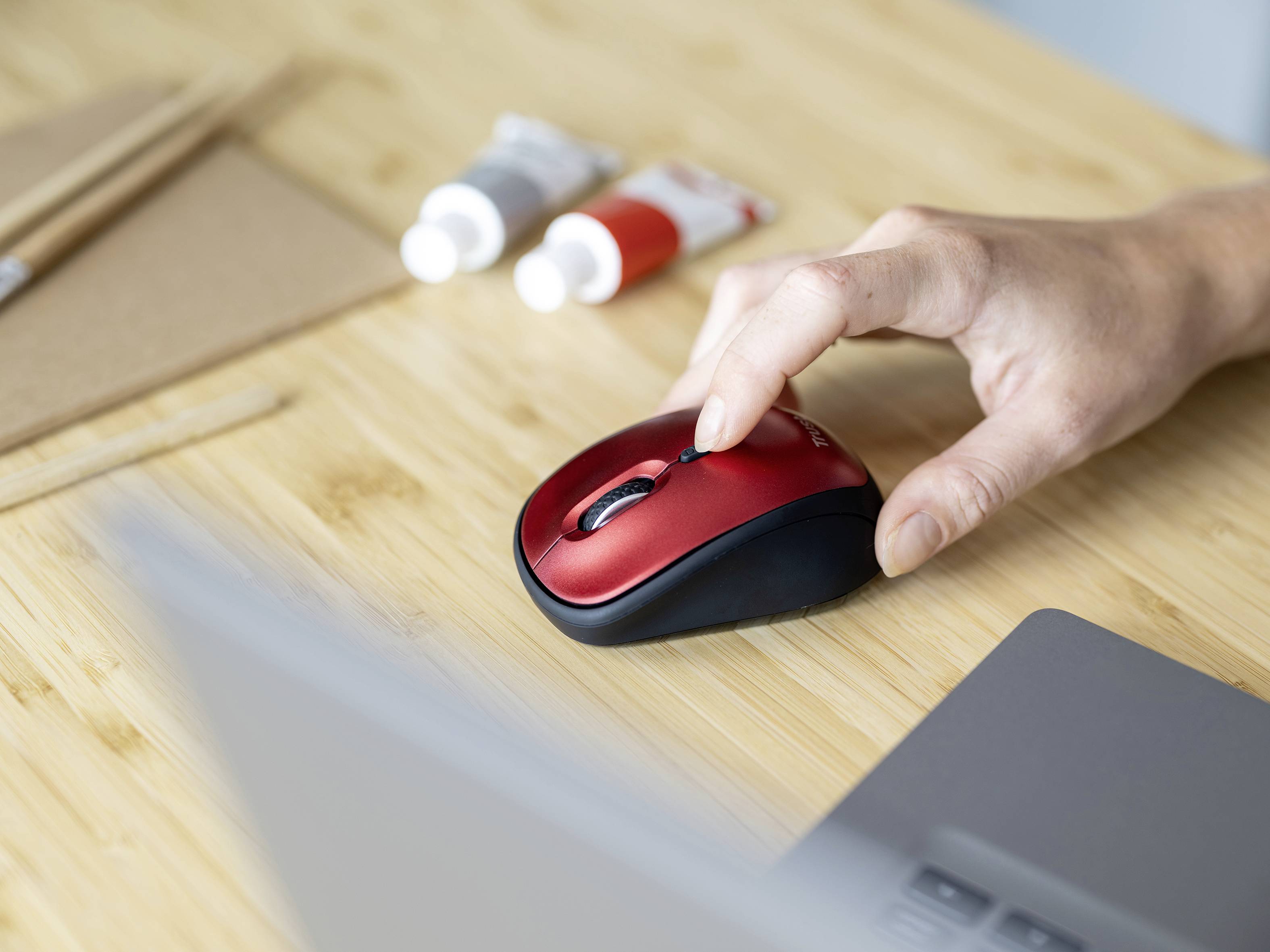 Trust Yvi+ - Maus - leise - Für Rechtshänder - optisch - 4 Tasten - kabellos - 2.4 GHz - kabelloser Empfänger (USB)