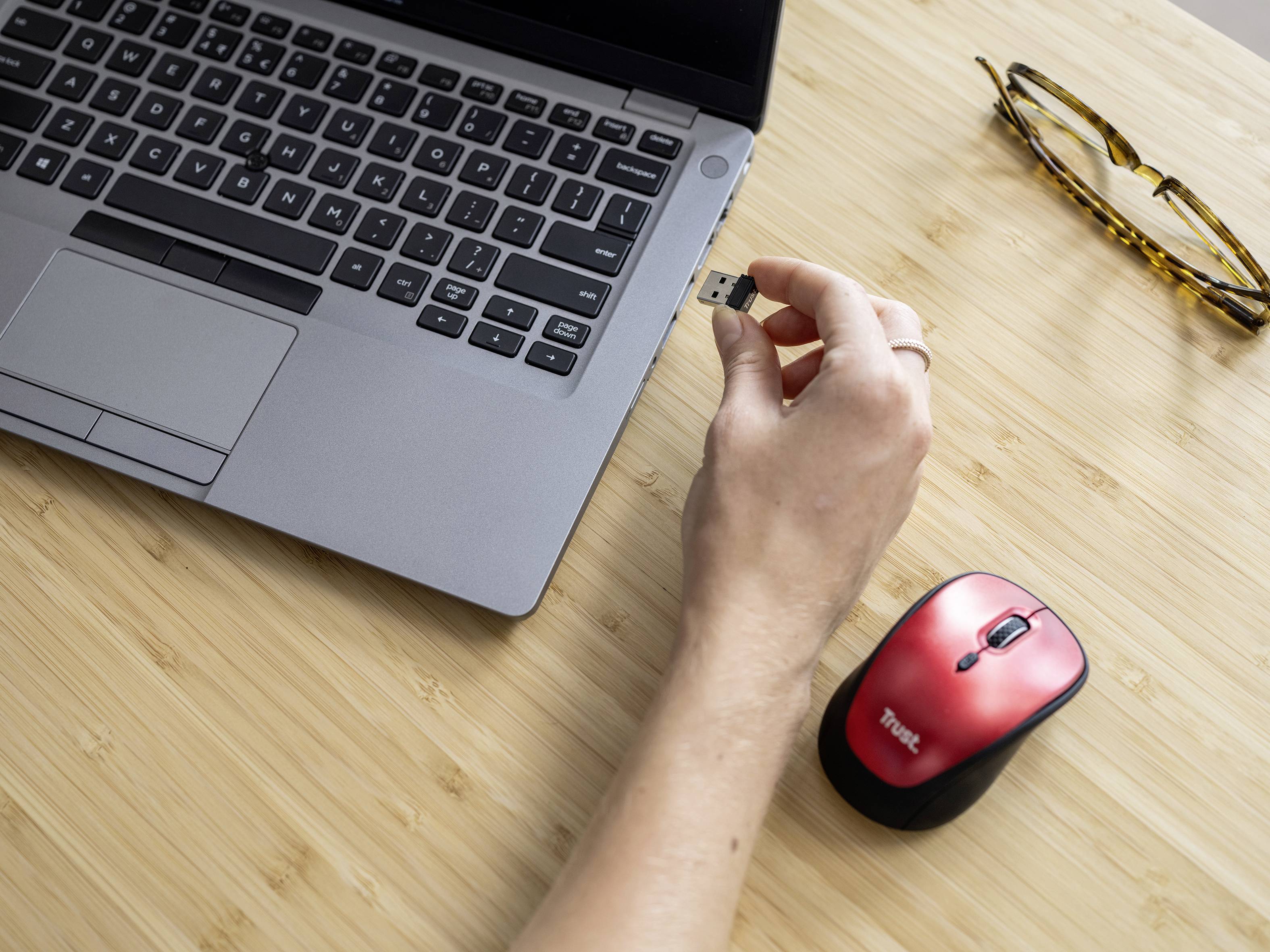 Trust Yvi+ - Maus - leise - Für Rechtshänder - optisch - 4 Tasten - kabellos - 2.4 GHz - kabelloser Empfänger (USB)