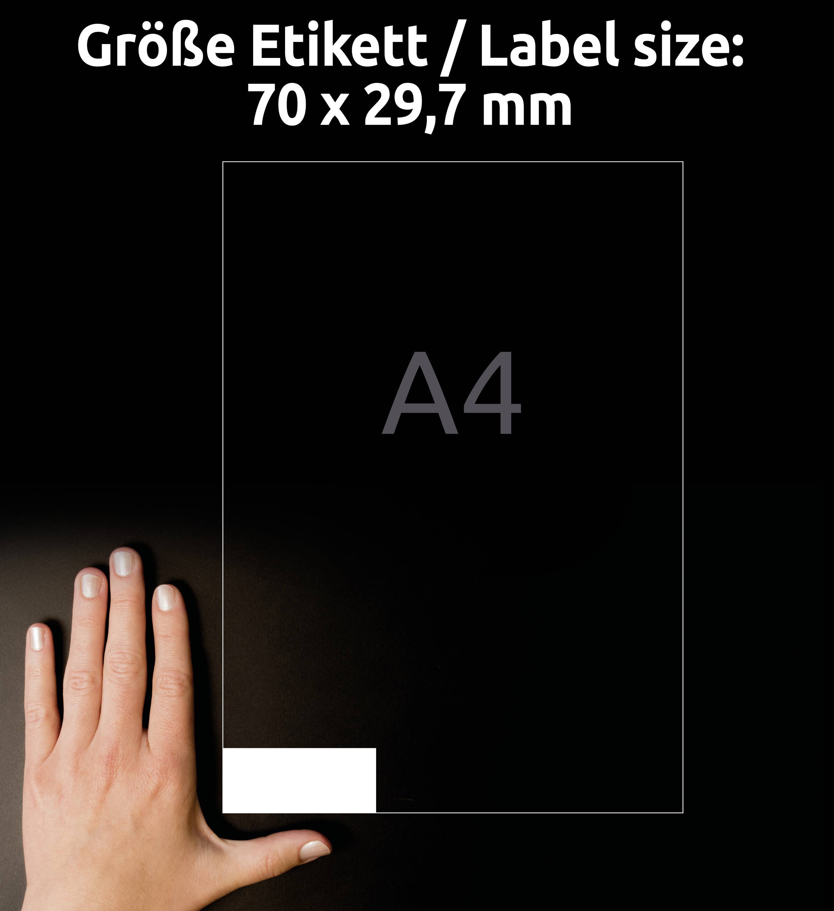 Hand zeigt auf leeres A4-Blatt, oben Text 'Größe Etikett / Label size: 70 x 29,7 mm'.