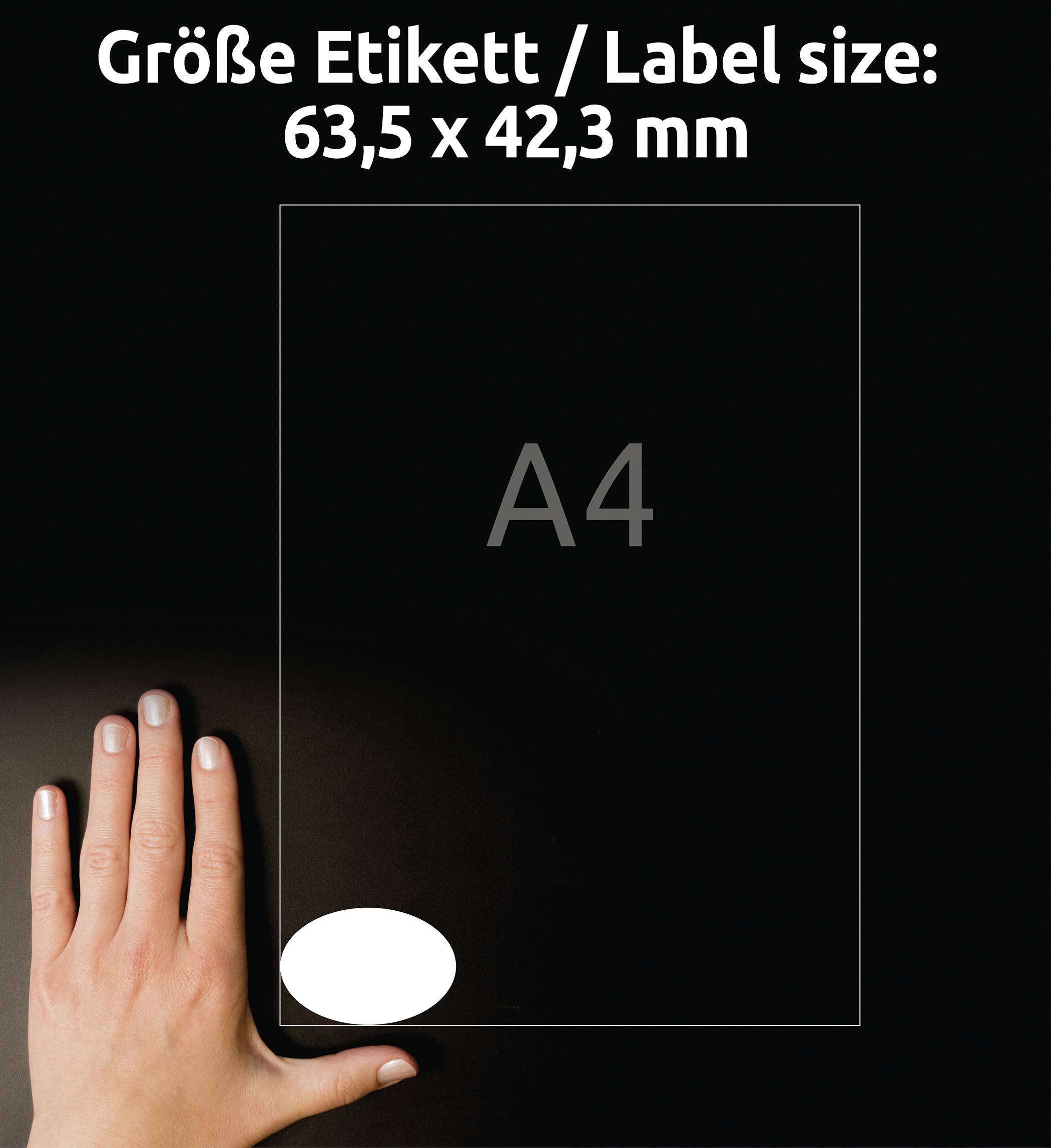 'Größe Etikett/Label size: 63,5 x 42,3 mm'. Eine Hand zeigt auf eine Fläche, die die Größe eines A4-Papierblatts andeutet.