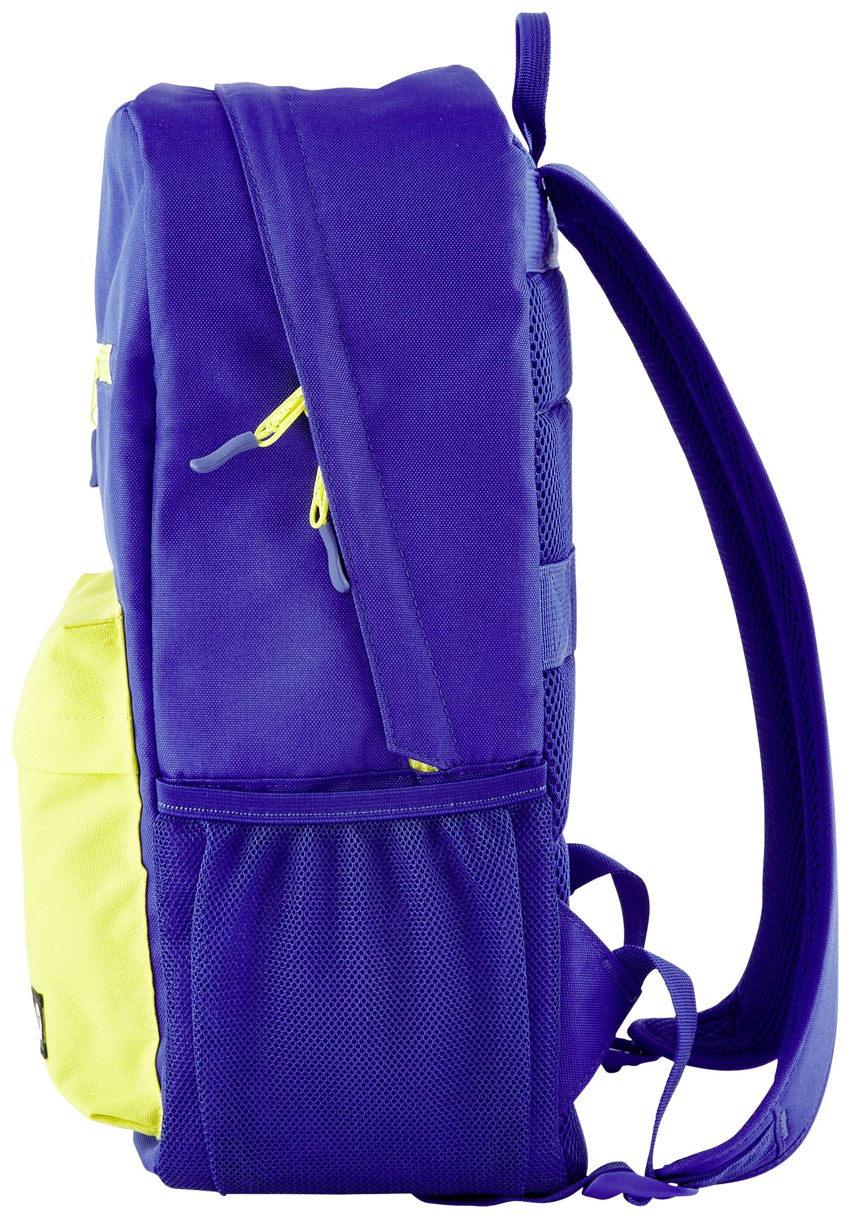 Blauer Rucksack mit gelber Vordertasche und seitlichen Netztaschen, seitliche Ansicht, vor weißem Hintergrund.