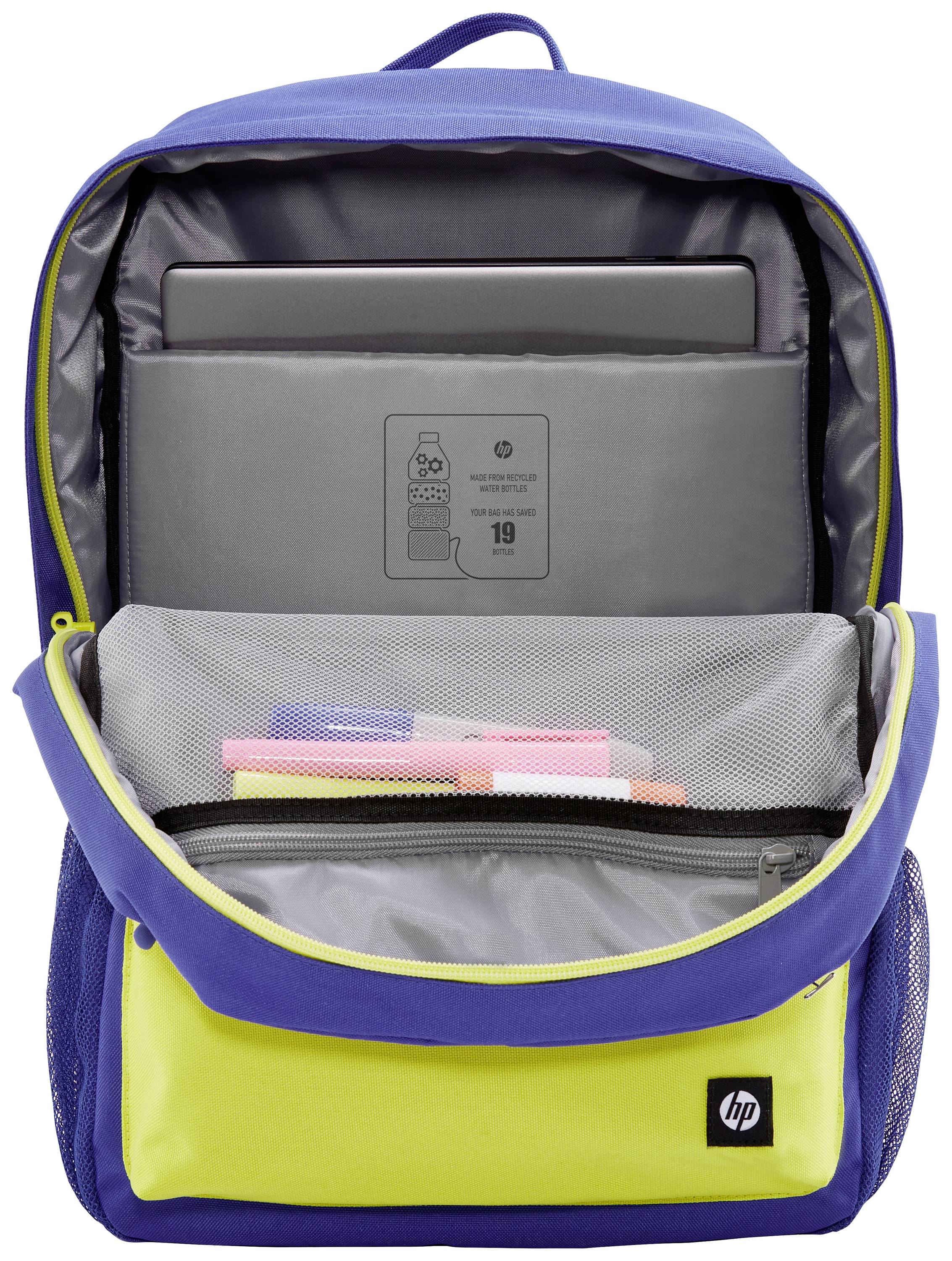 Ein geöffneter blauer und gelber Rucksack mit einem Laptopfach und einem Netzfach, das Stifte und Textmarker enthält.