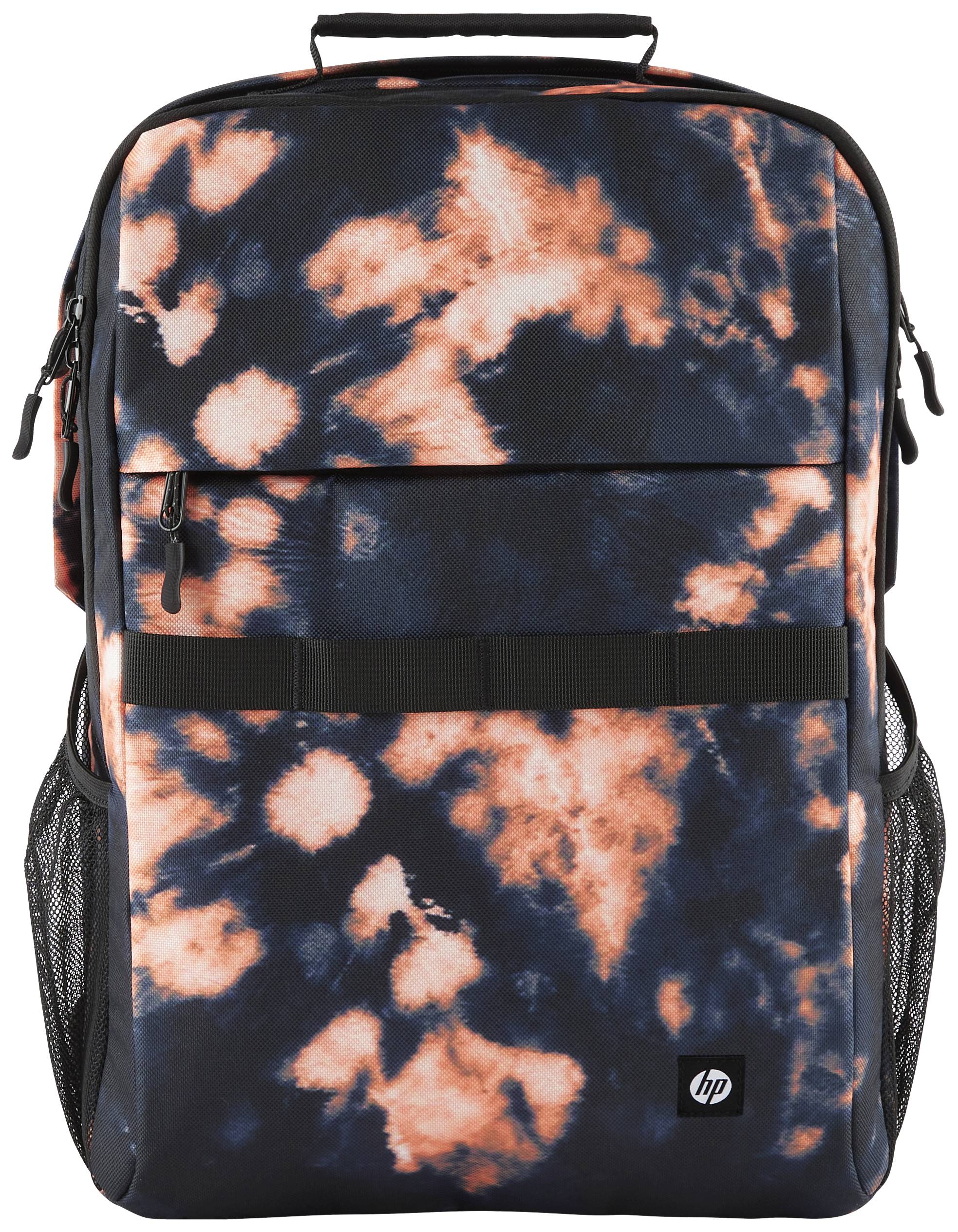 Ein Rucksack mit schwarzem und orangefarbenem Batikmuster, hat mehrere Reißverschlüsse und seitliche Netztaschen.