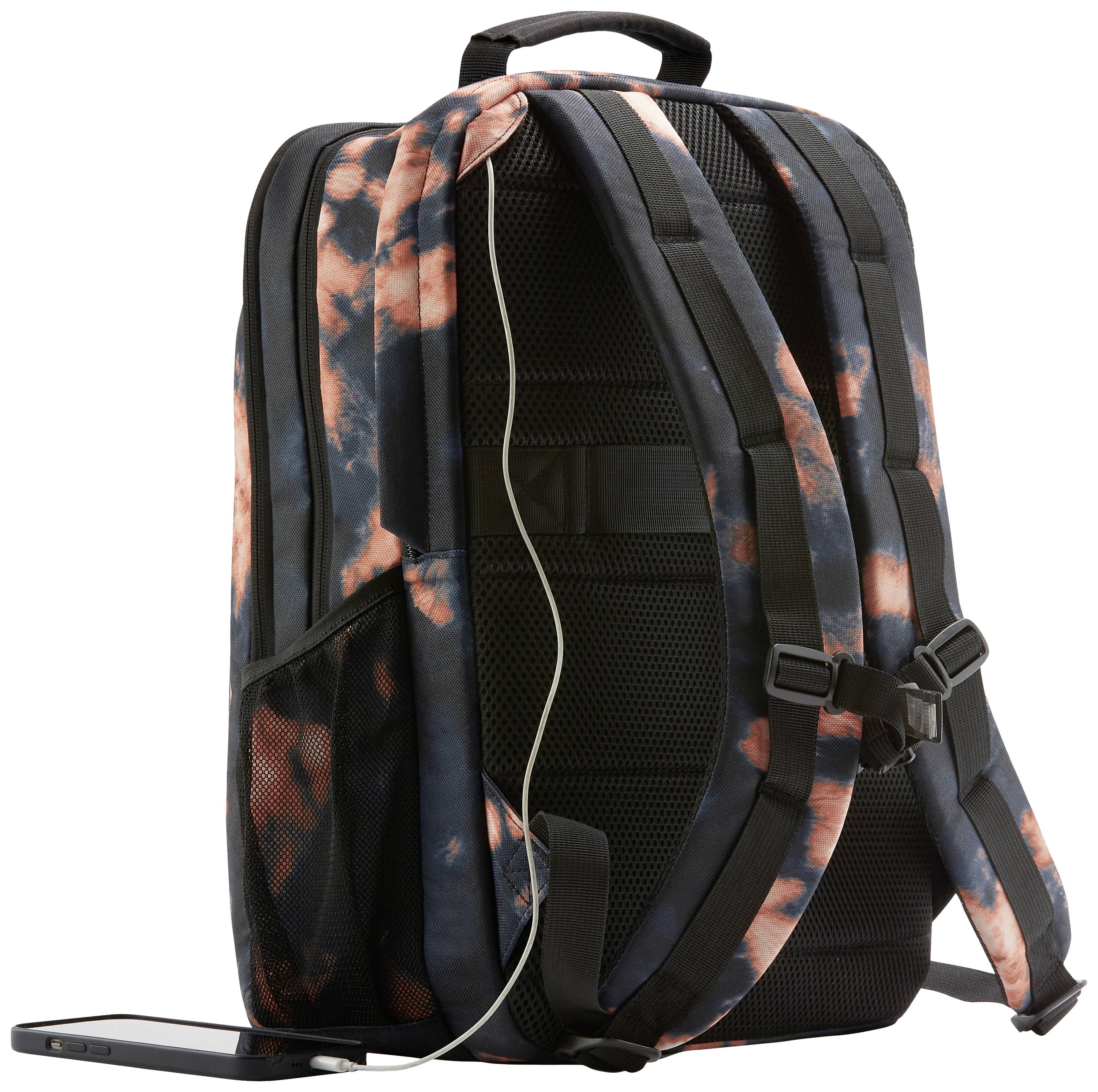 Ein bunter Rucksack mit USB-Kabelanschluss zeigt die Rückseite. Das Design hat ein rosa-blaues Muster. Ein Smartphone ist angeschlossen.