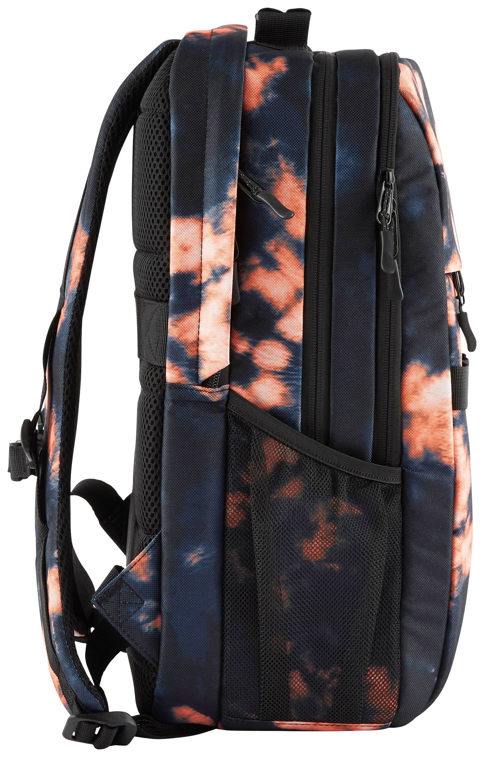 Schwarzer Rucksack mit einem auffälligen orange-blauen Batikmuster, seitlich dargestellt. Funktionen wie Reißverschlusstaschen und Netzfach sichtbar.