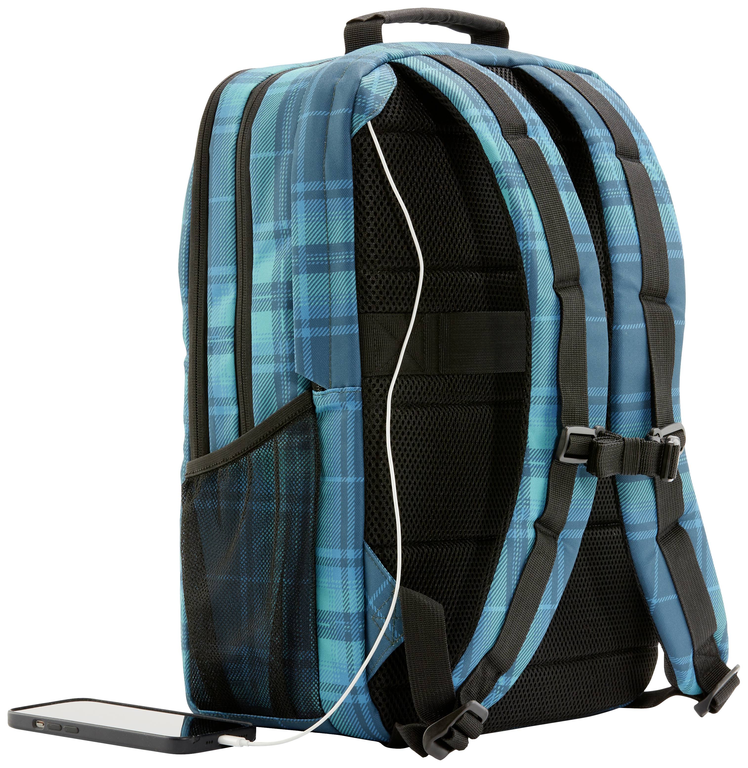 Ein blauer Rucksack mit schwarzen Trägern und Taschen, an den ein Smartphone mit einem Ladekabel angeschlossen ist.
