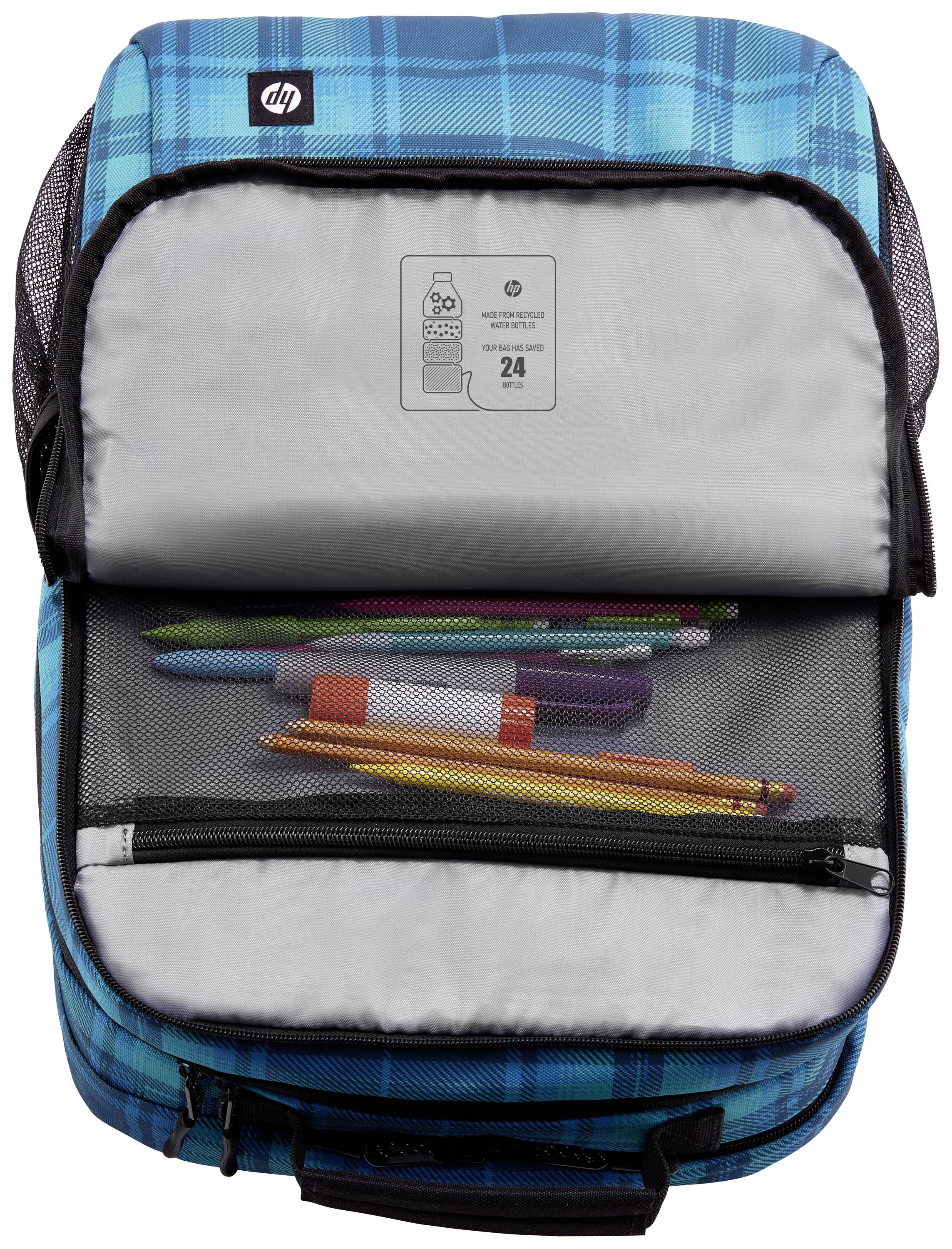 Ein geöffneter, blau karierter Rucksack zeigt Stifte in einer Innentasche. Obere Klappe mit Symbolen und Text über Recycling.