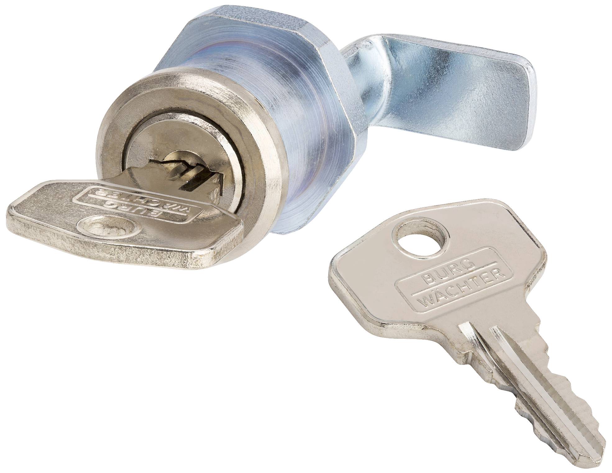 Ein Zylinderschloss mit zwei Schlüsseln, einer im Schloss und einer daneben liegend. Das Schloss ist verchromt und zeigt eine Marke.