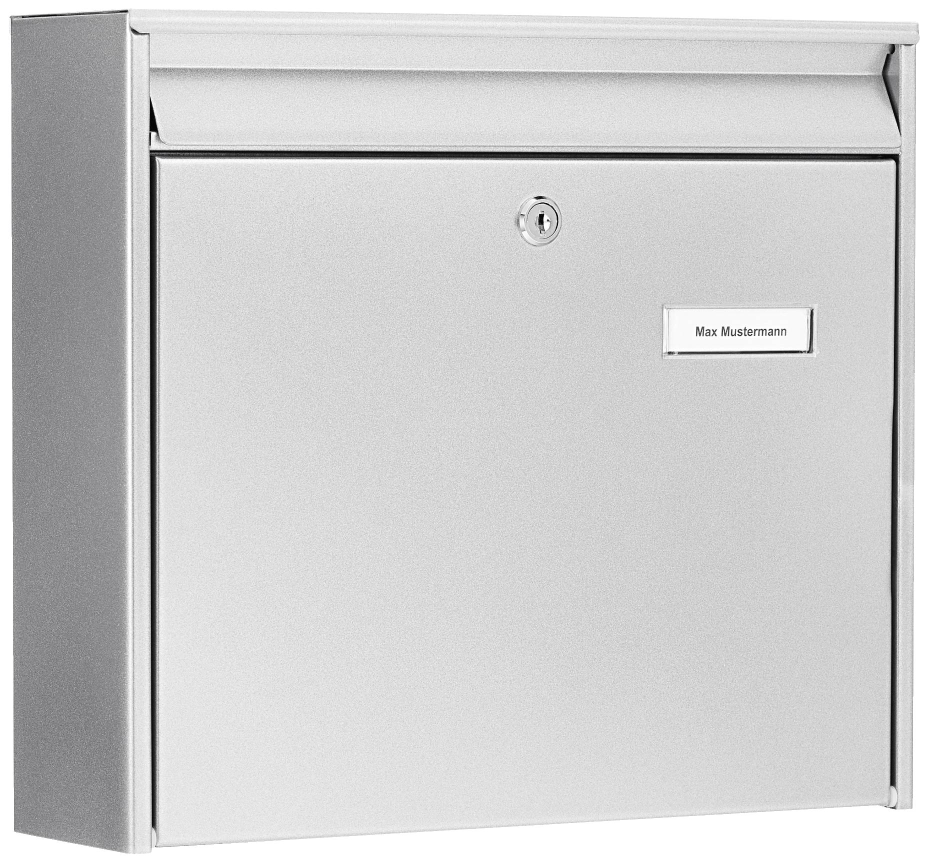 Ein silberner Briefkasten mit einem Namensschild, auf dem 'Max Mustermann' steht. Der Briefkasten hat ein Schloss in der Mitte.