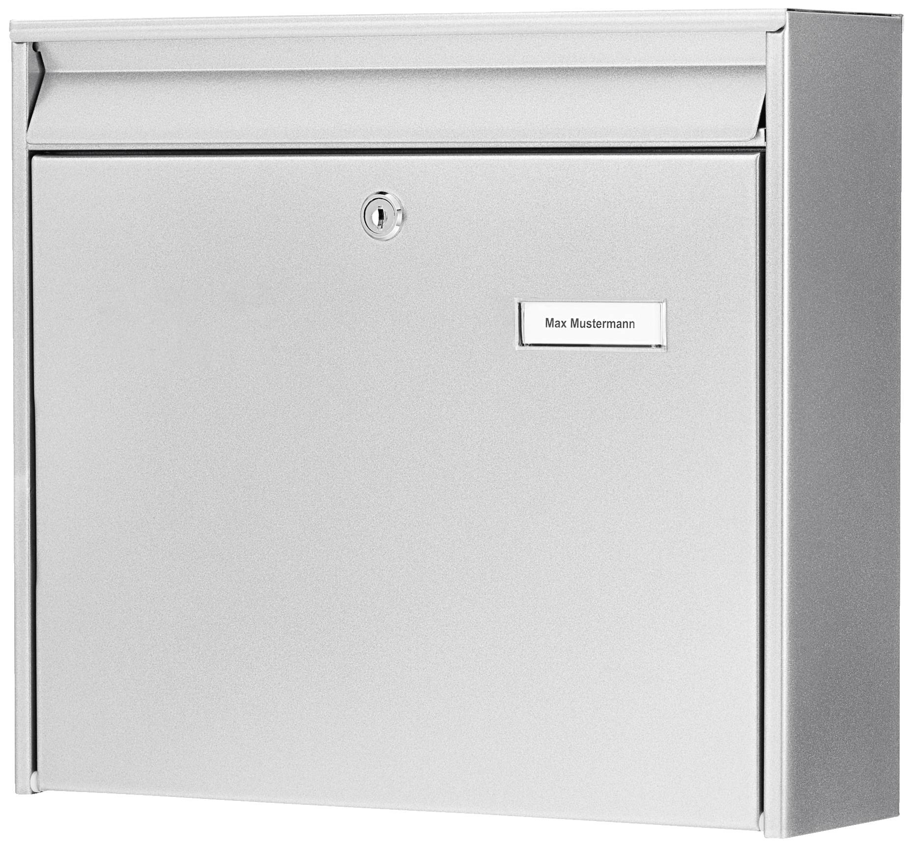Ein silberner Briefkasten aus Metall mit einem Namensschild mit der Aufschrift 'Max Mustermann'.