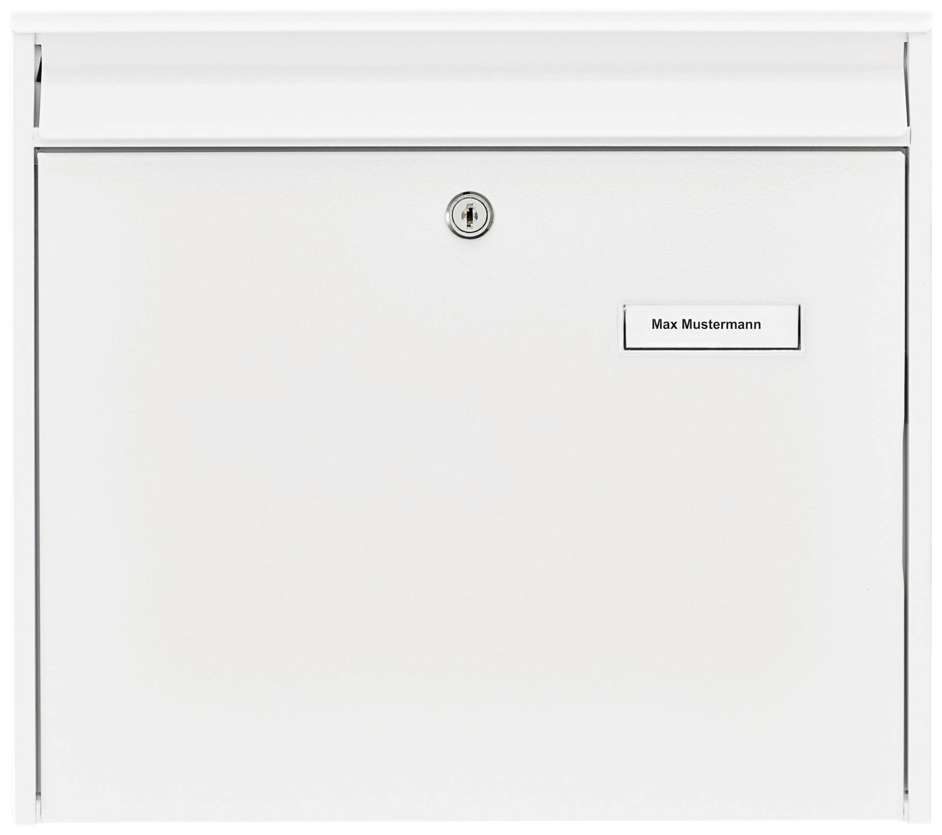 Ein weißer Briefkasten mit einem Namensschild, auf dem 'Max Mustermann' steht, in der Mitte ein Schlüsselloch.