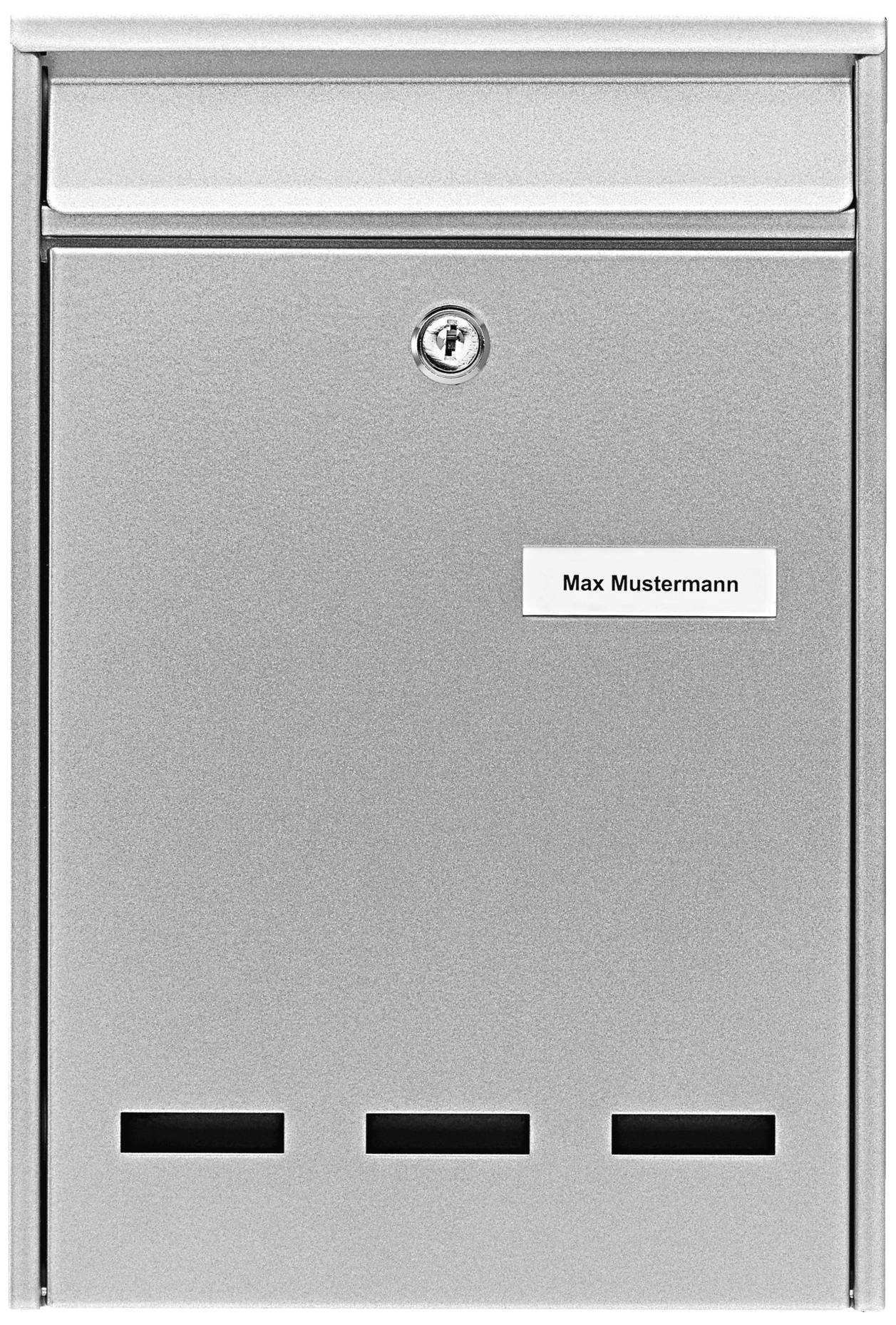Ein silberner Briefkasten mit Namensschild 'Max Mustermann' auf der Vorderseite.
