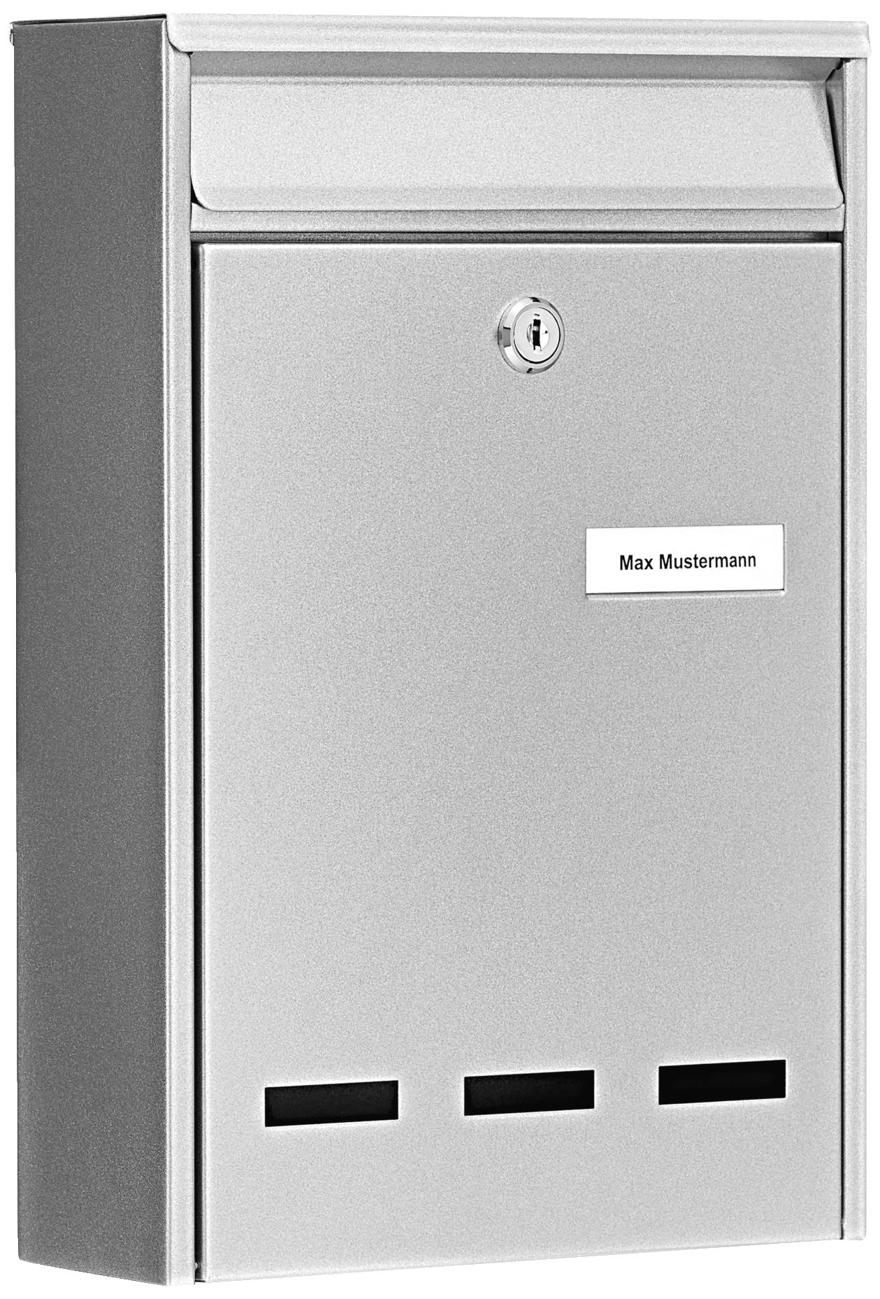 Silberner Briefkasten mit einem Namensschild 'Max Mustermann' und drei Belüftungsschlitzen unten.