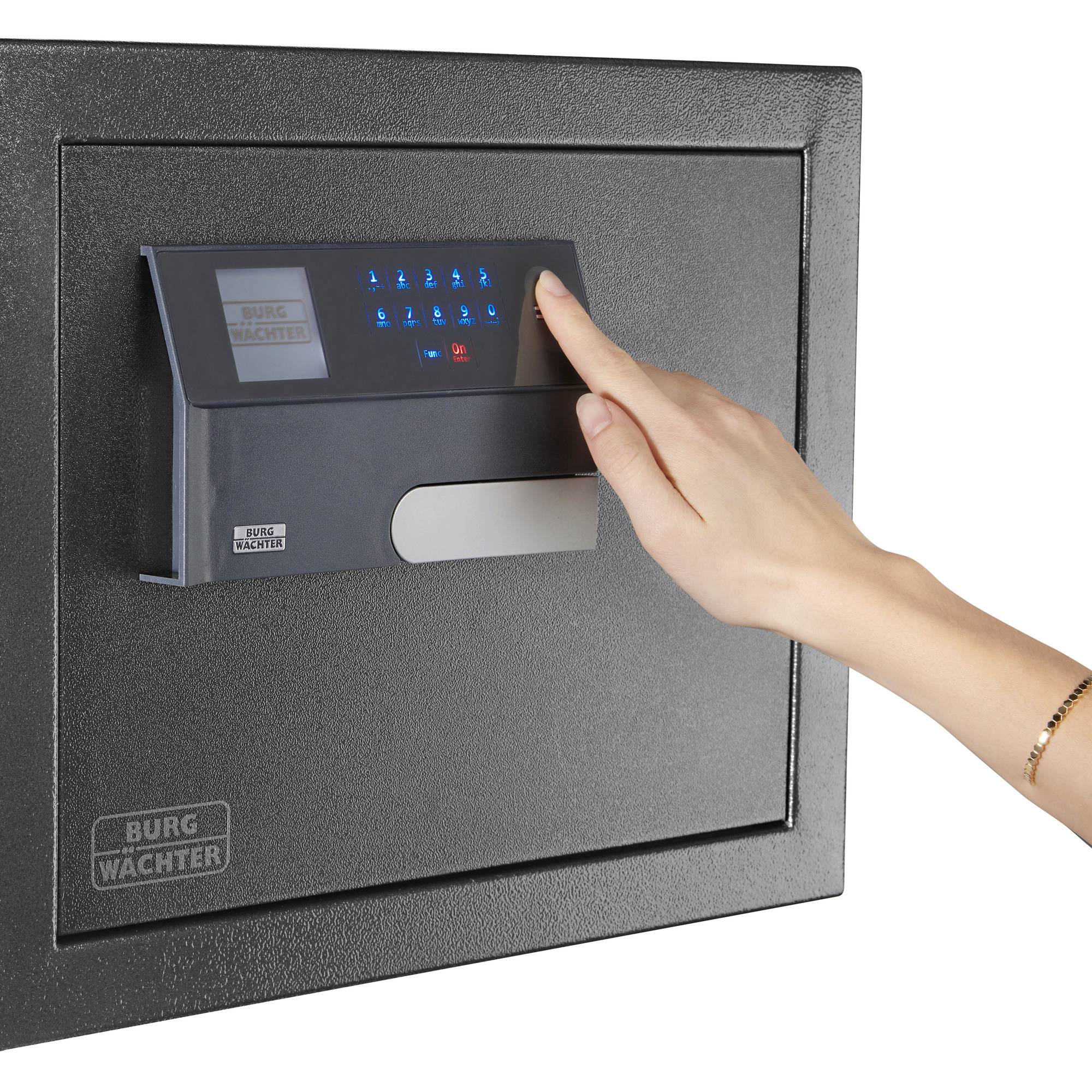 Eine Hand öffnet einen Tresor mit einem elektronischen Zahlenschloss von Burg Wächter.