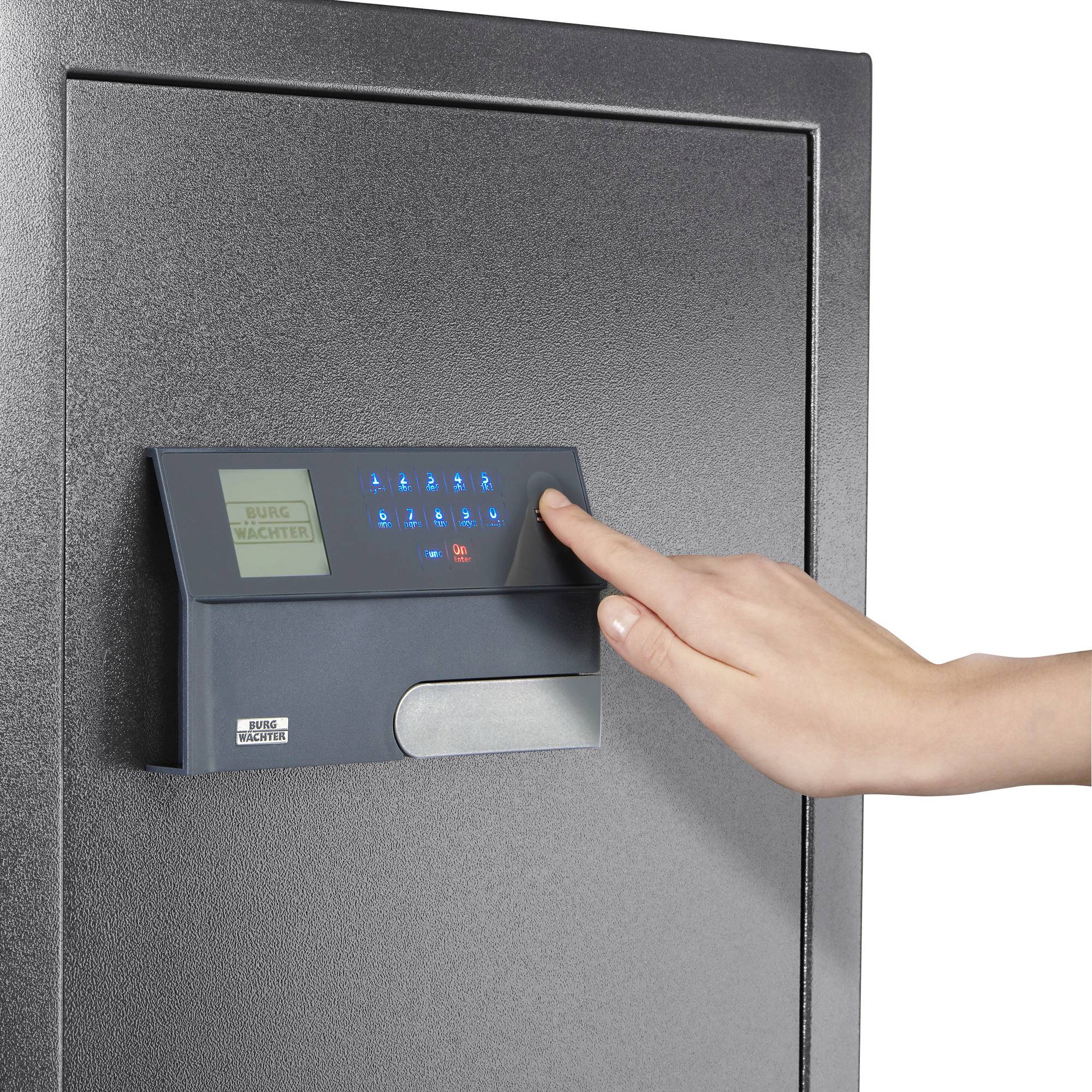 Eine Hand gibt einen Code auf einem digitalen Tresor ein. Der Tresor hat ein Bedienfeld mit blauen Tasten und einem kleinen Bildschirm.