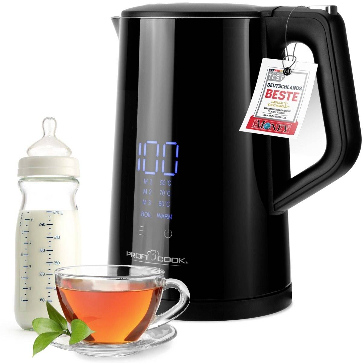 Schwarzer Wasserkocher mit digitalem Display zeigt 100°C. Daneben stehen eine Tasse Tee und eine Babyflasche. Auszeichnung auf Etikett.