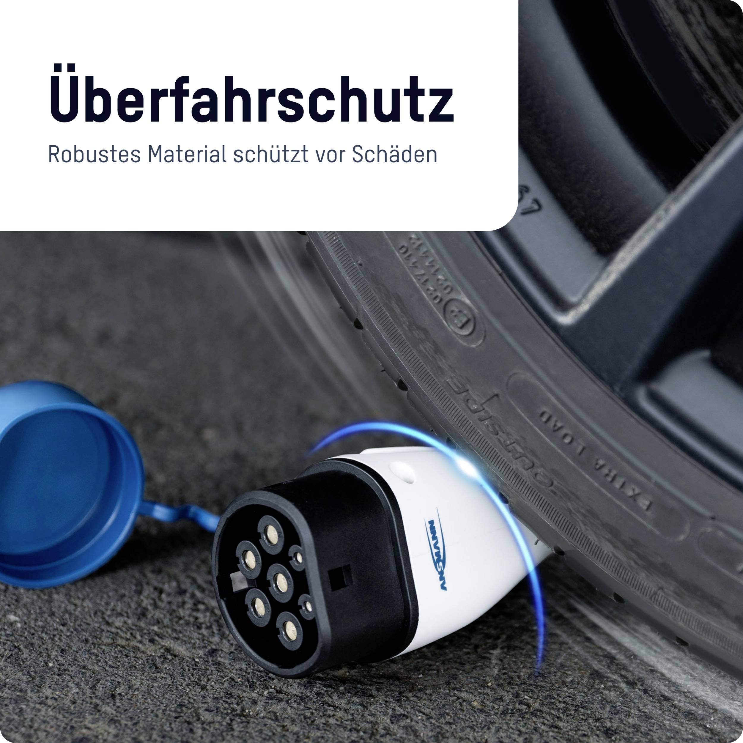 Ein Ladestecker liegt robust unter einem Autoreifen, über dem Text 'Überfahrschutz: Robustes Material schützt vor Schäden'.
