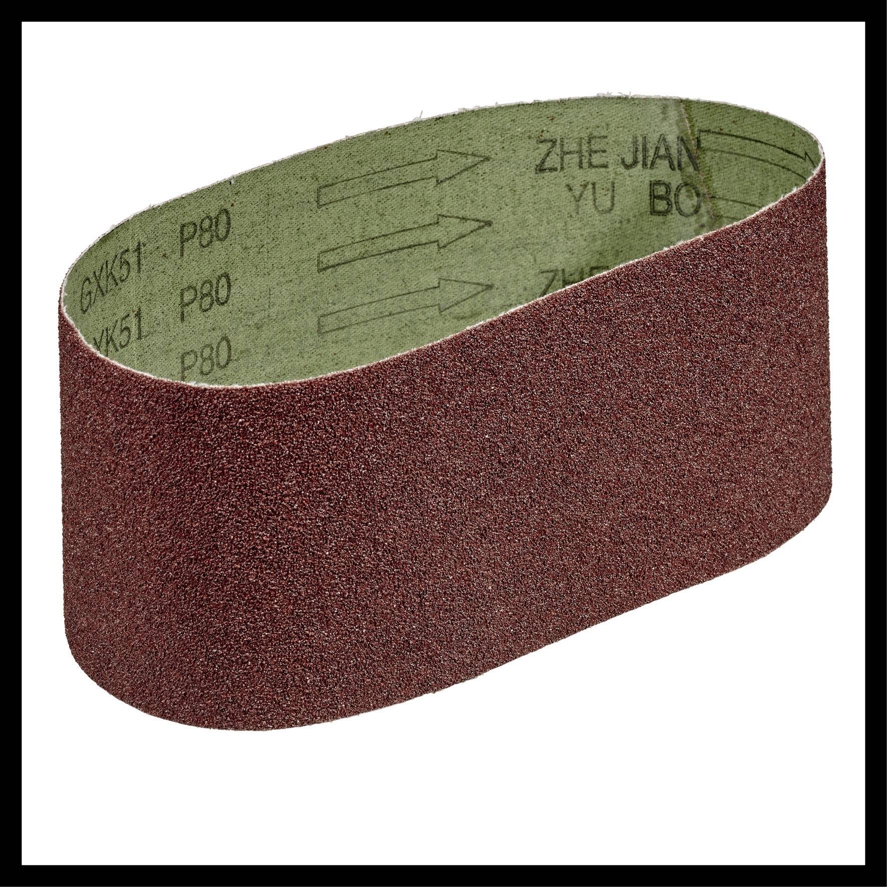 Ein Schleifband aus braunem Schmirgelpapier in ovaler Form, mit aufgedruckten Pfeilen und dem Text 'ZHE JIANG YU BO, GXK51, P80'.