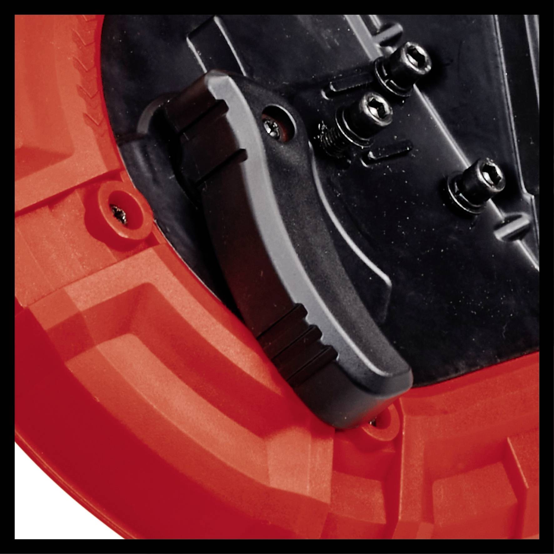 Rote und schwarze Kabeltrommel, Nahaufnahme. Zeigt Griff und Befestigungsschrauben, Detail von robustem Kunststoffmaterial.
