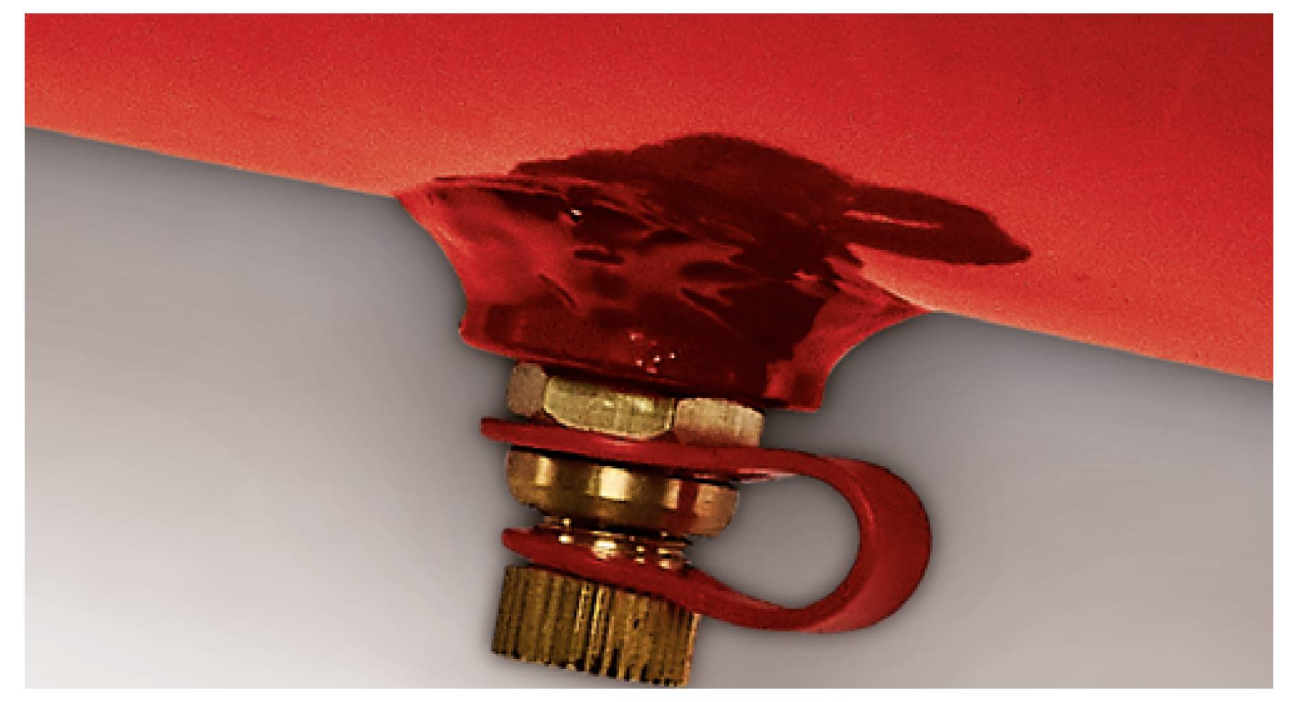 Nahaufnahme eines roten Feuerlöschers mit Sicherheitssiegel und Splint, die den Manipulationsring und die Ventilbaugruppe zeigt.