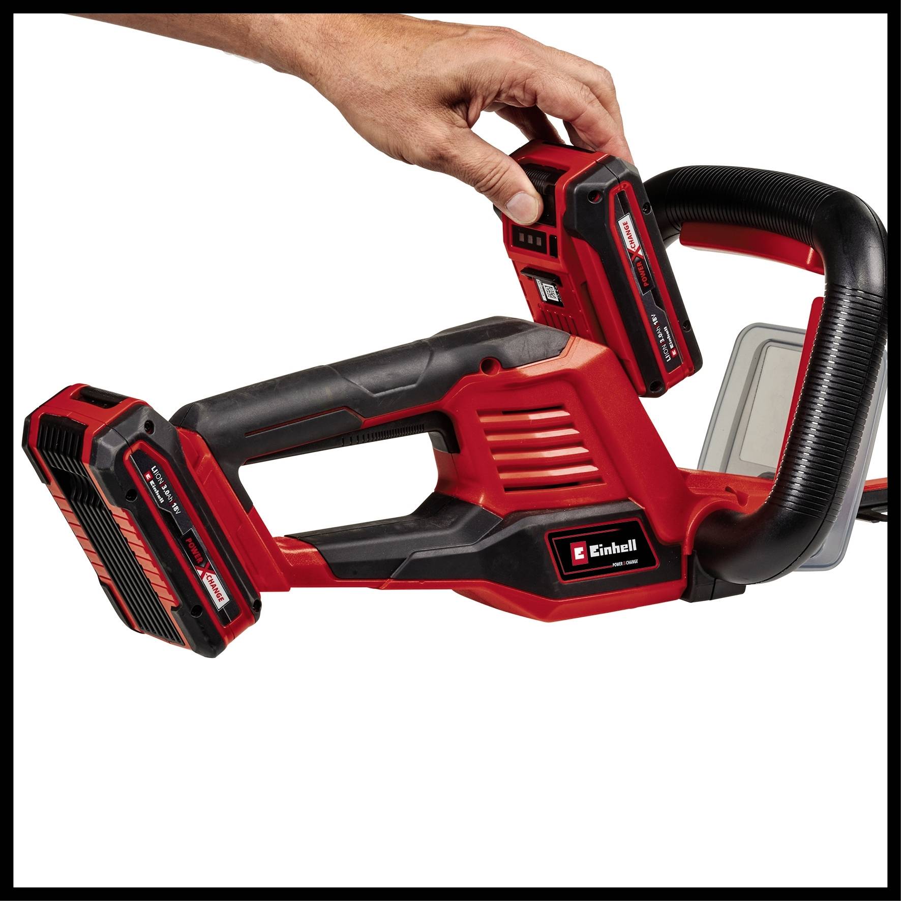Akkubetriebene Einhell-Heckenschere, rot-schwarz, mit ergonomischem Griff; Hand legt Akku ins Gerät ein.